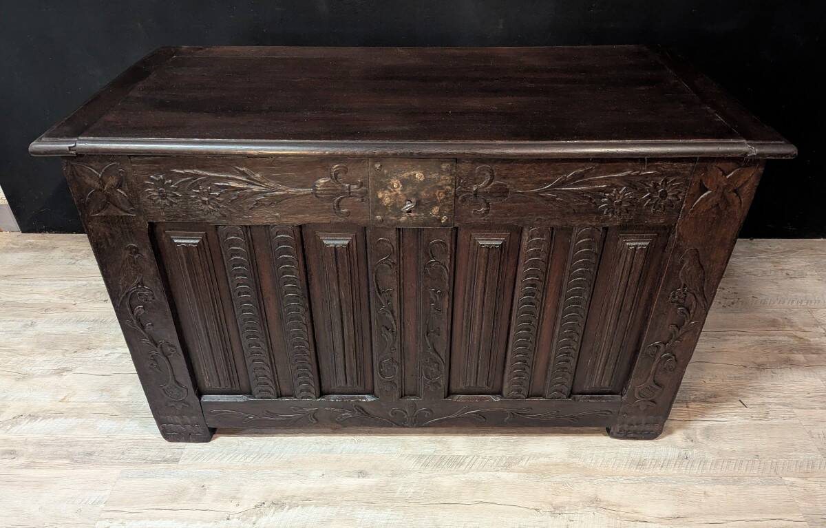 Coffre catalan en bois sculpté XVIIIe siècle