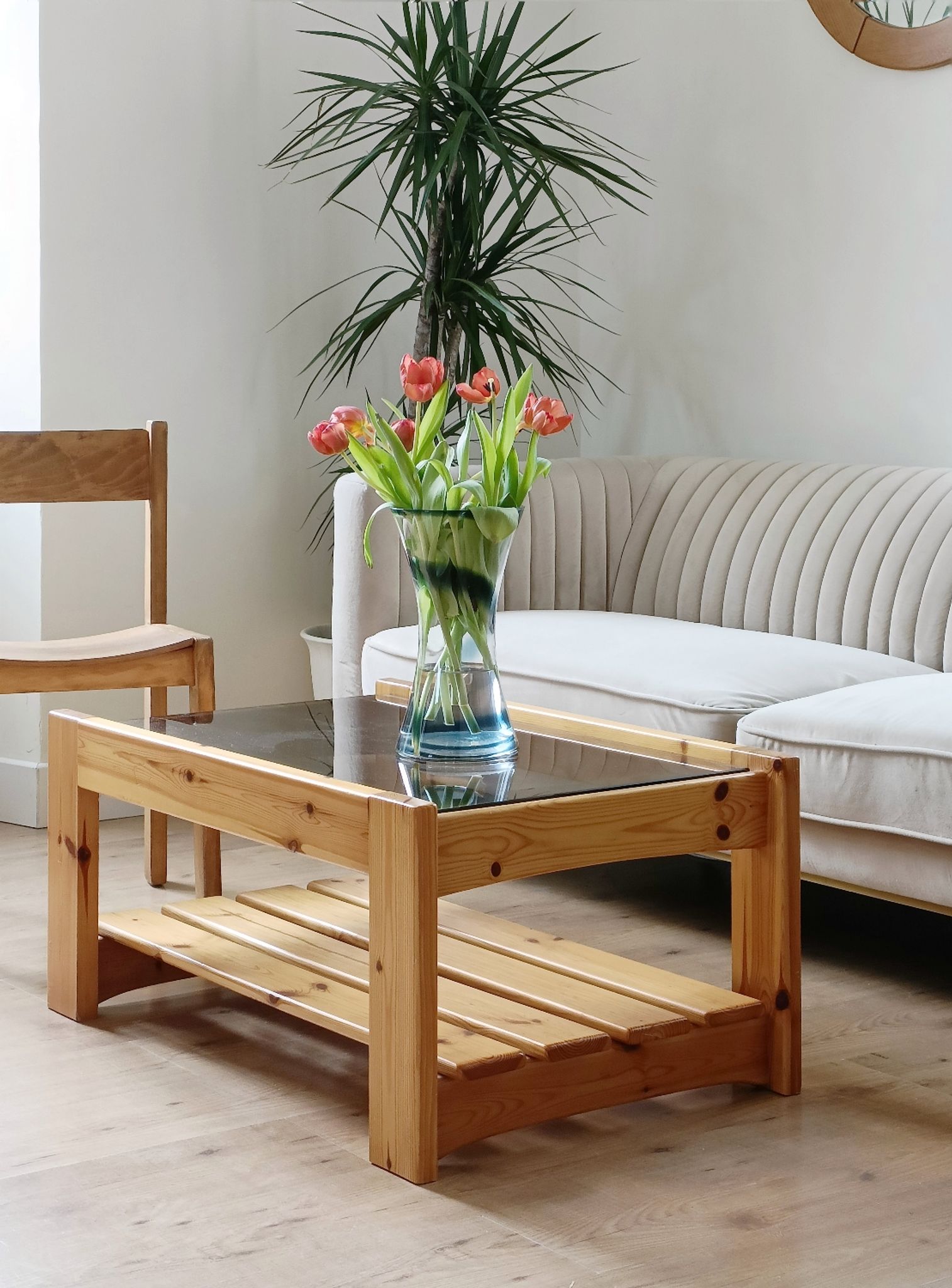 Table basse vintage en pin et verre fumé, 1970-1980