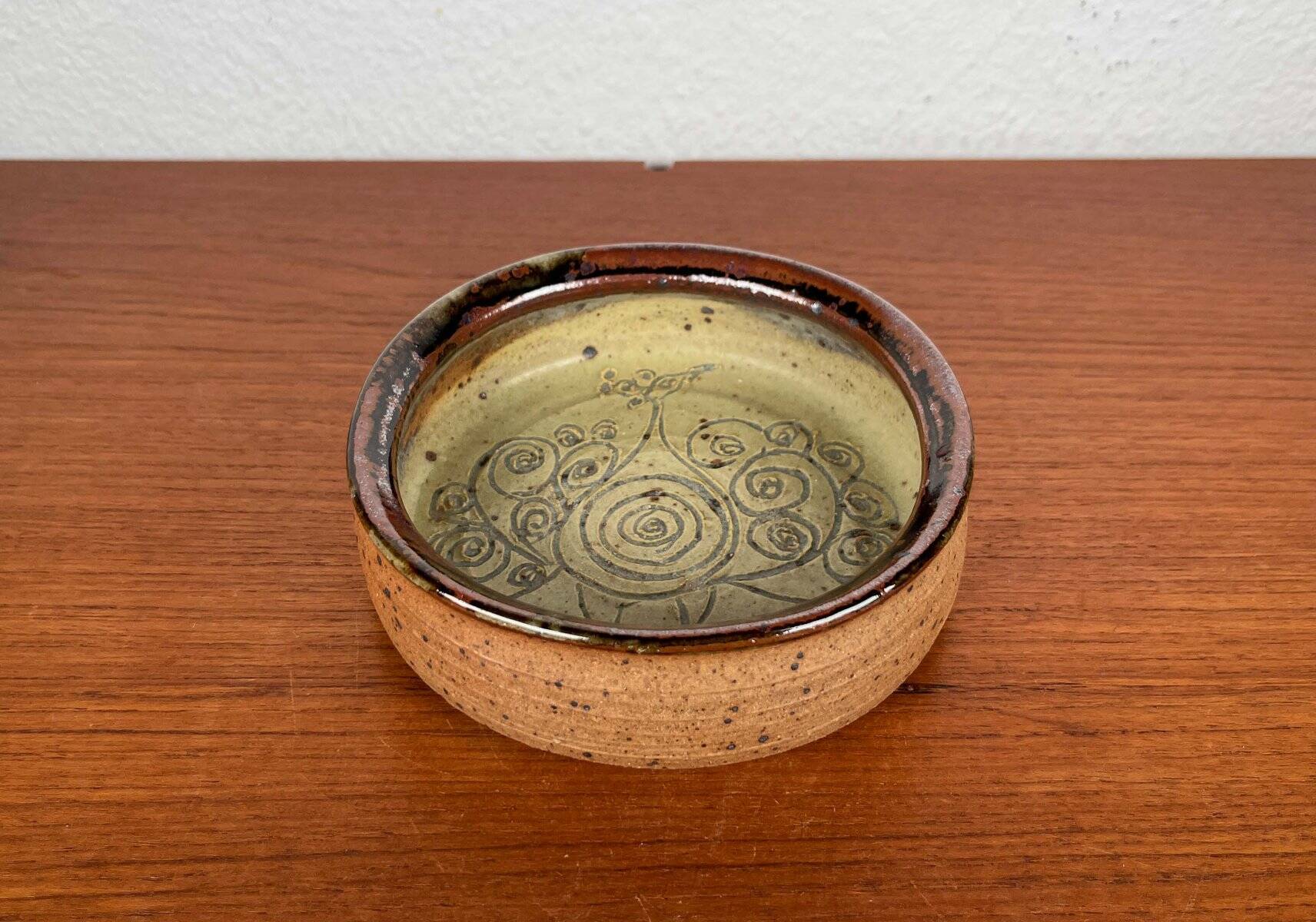Mid-century modern Danish studio pottery bowl by Bente Lemche, 1960s.