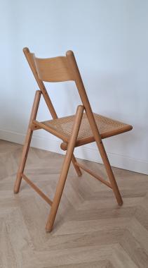 2 folding chairs canned