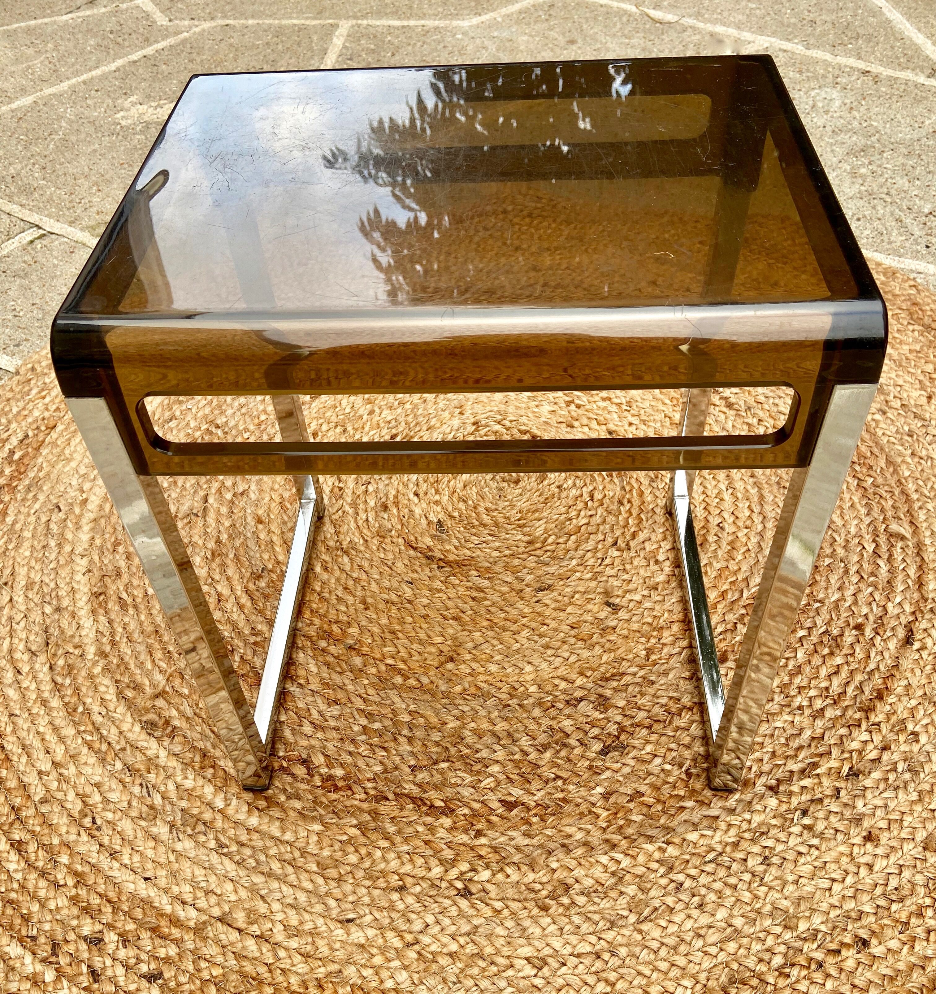 Table d'appoint en métal et plexiglas fumé vintage 70