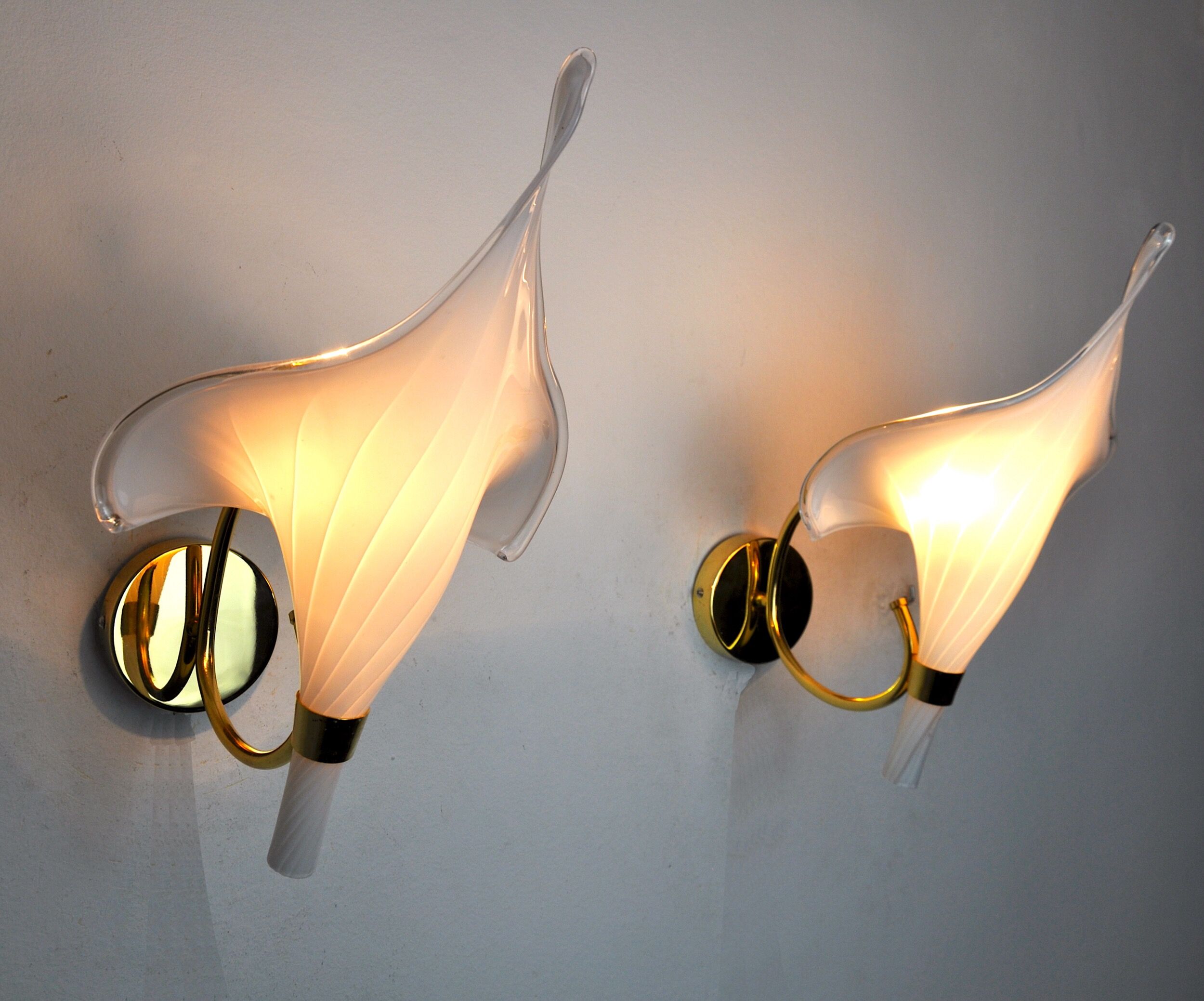 Pair of white fleur de lys sconces, murano glass, Italy, 1970