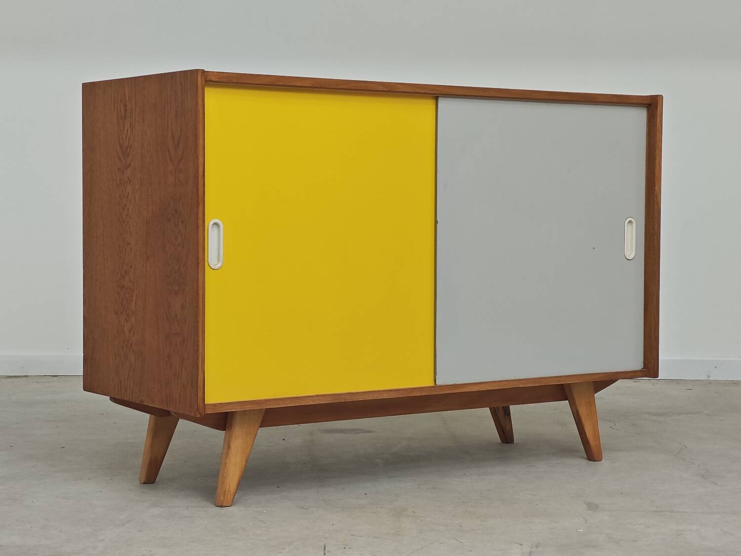 Buffet U-452 jaune et gris par Jiri Jiroutek pour Interier Praha 1960