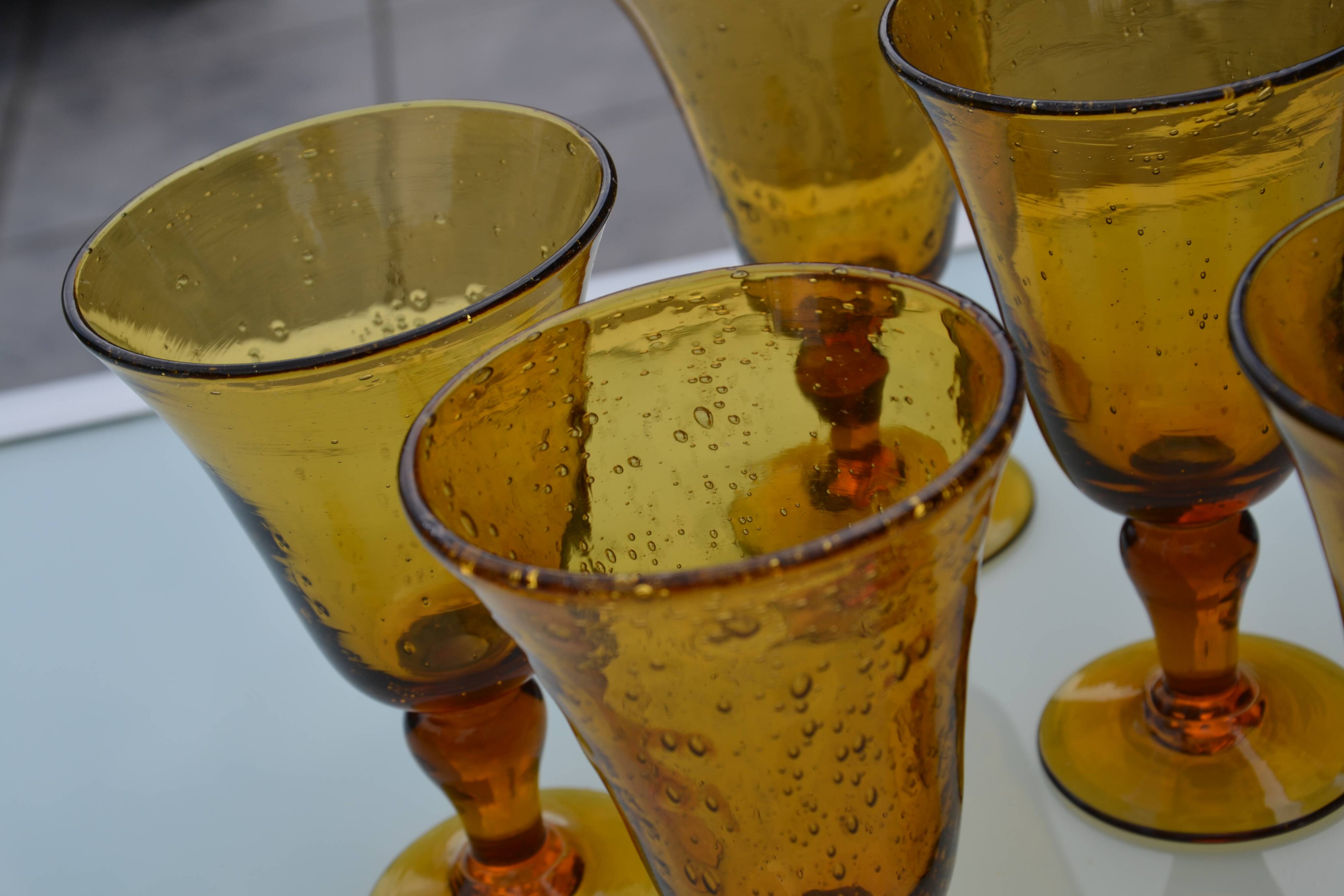 8 verres en verre ambré Biot
