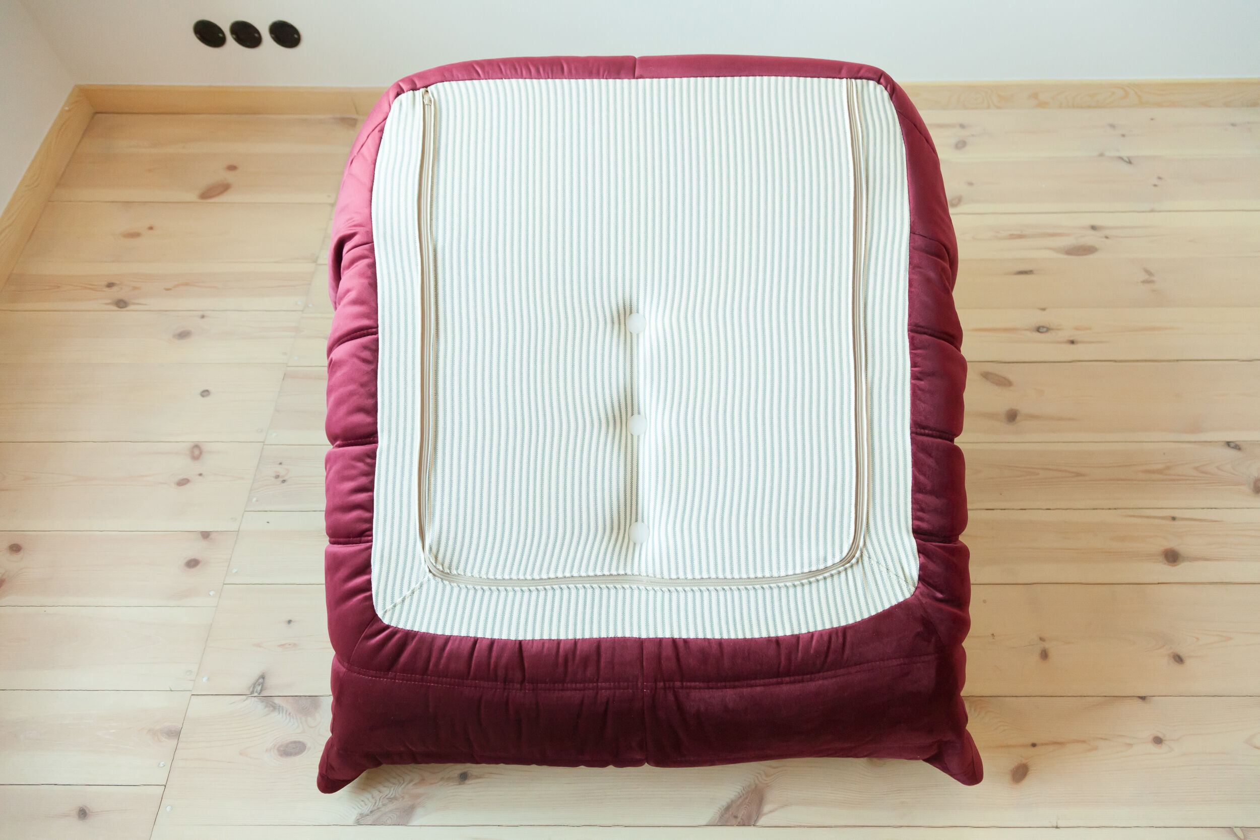 Chauffeuse et pouf Togo en velours bordeaux modèle dessiné par Michel Ducaroy 1973