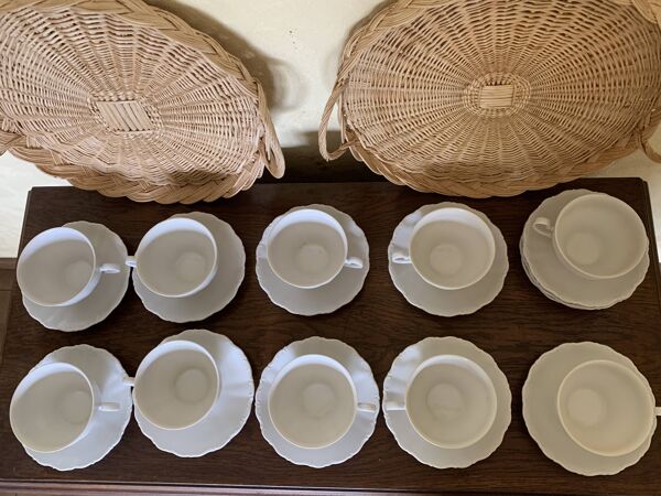 Lot de 11 tasses et 12 soucoupes en porcelaine Seltmann Weiden