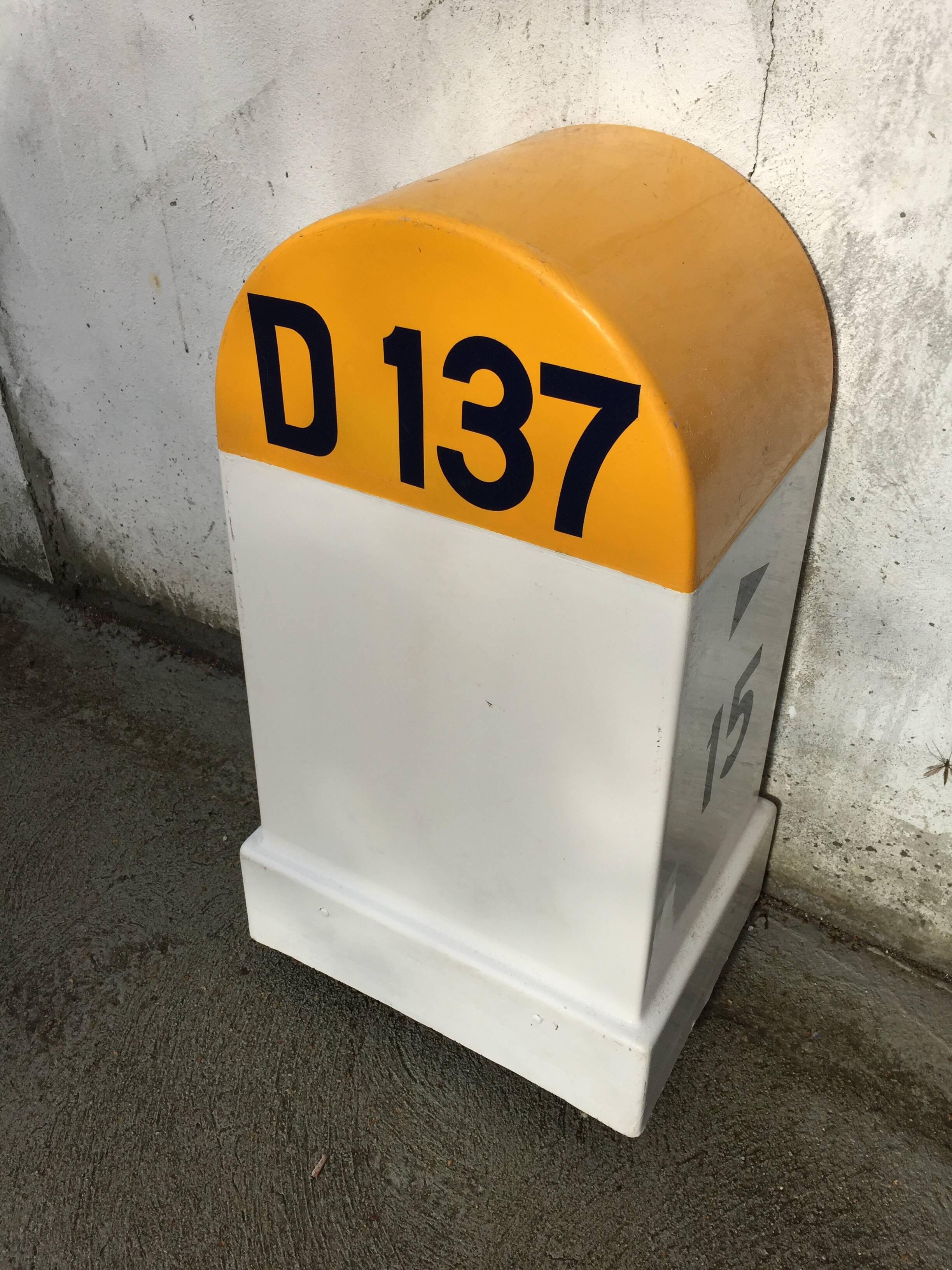 Departmental kilometer marker