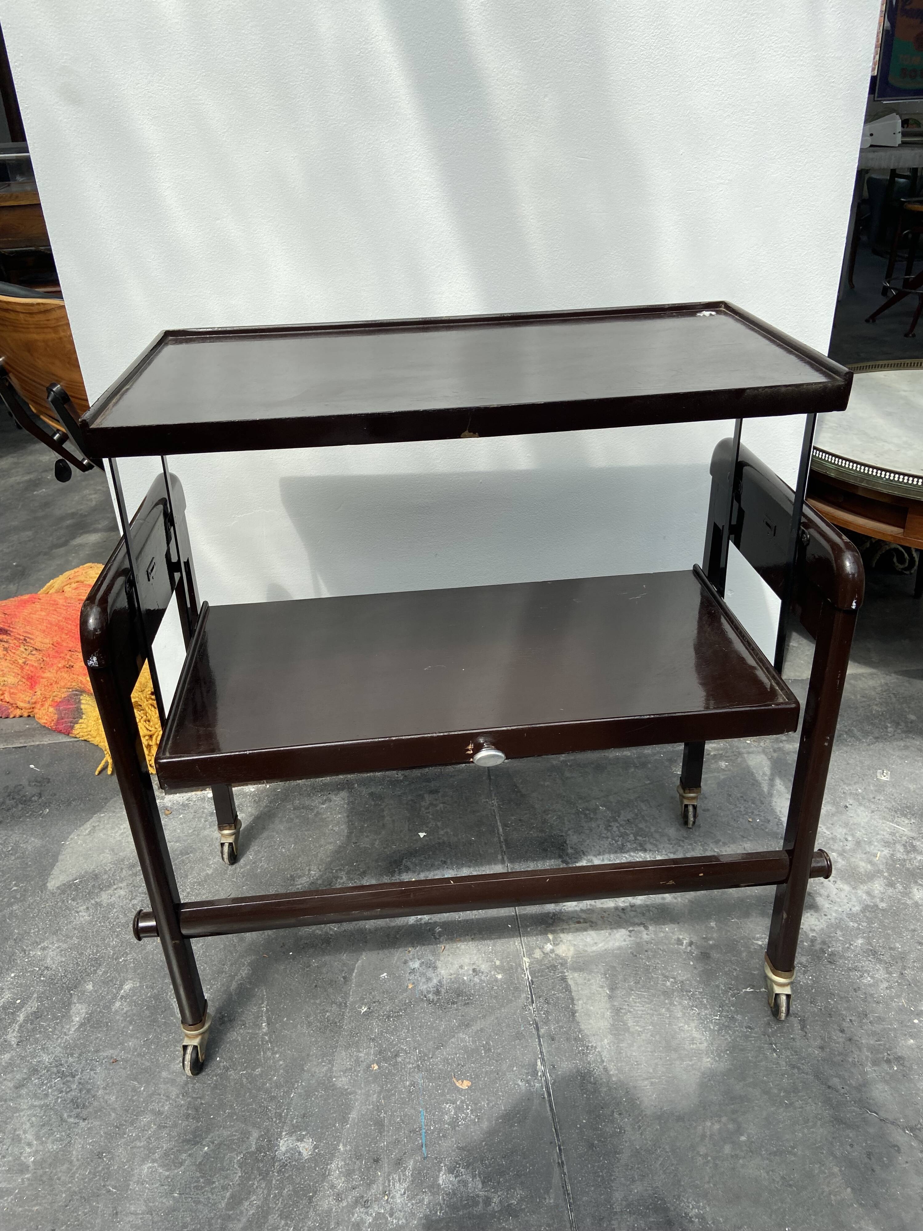 Rolling service with removable tray