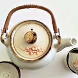 Theiere vintage with its 4 cups in speckled beige color and embossed patterns
