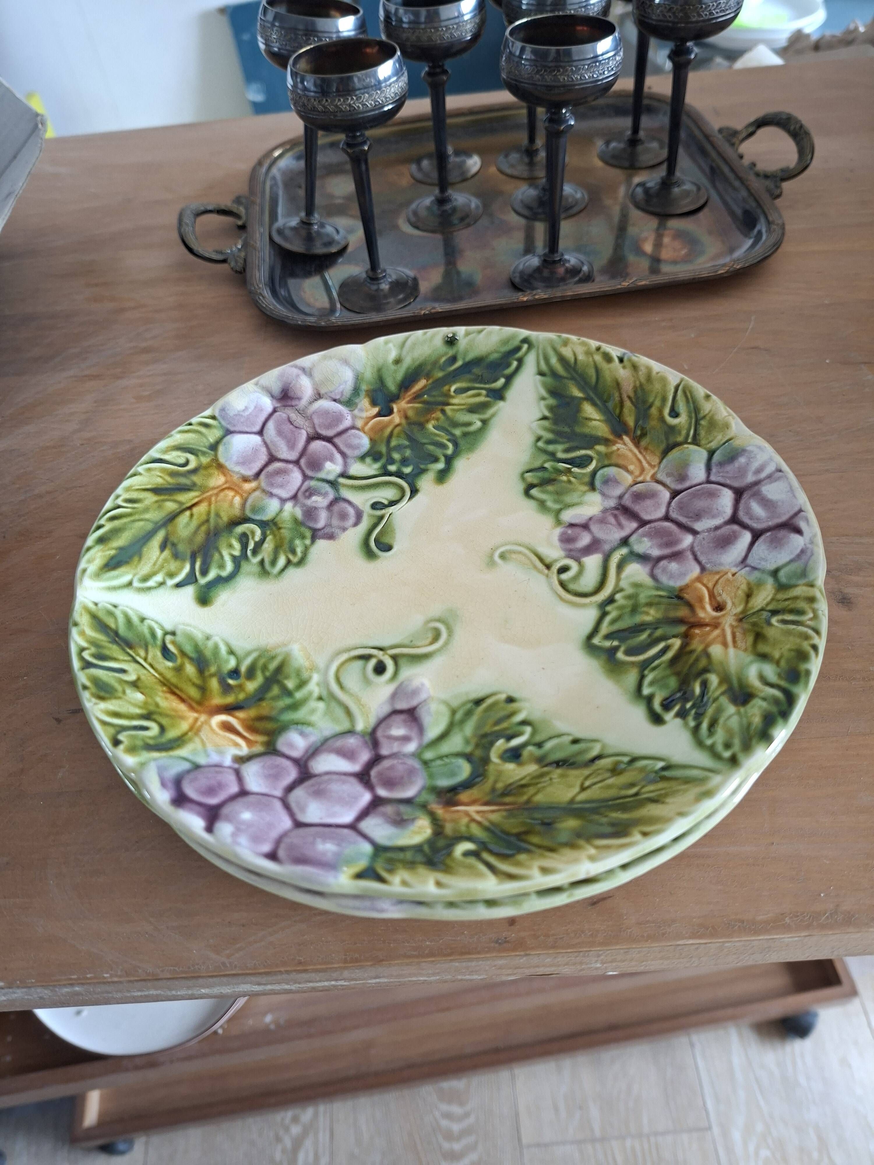Assiettes barbotine grappes de raisin Onnaing fin XIXème