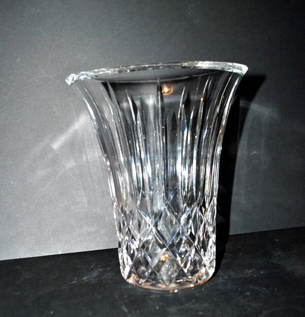 Vase en cristal taillé signé ''Cristal St Louis France'' H20