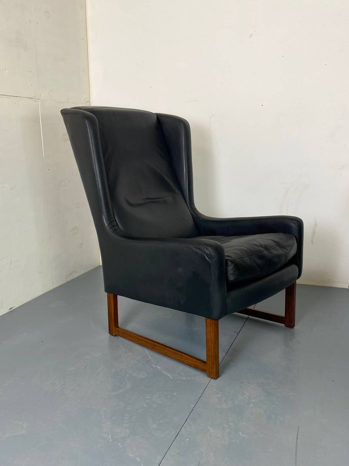 Fauteuil vintage à dossier à oreilles en cuir noir par Rudolf Glatzel pour Kill, 1960