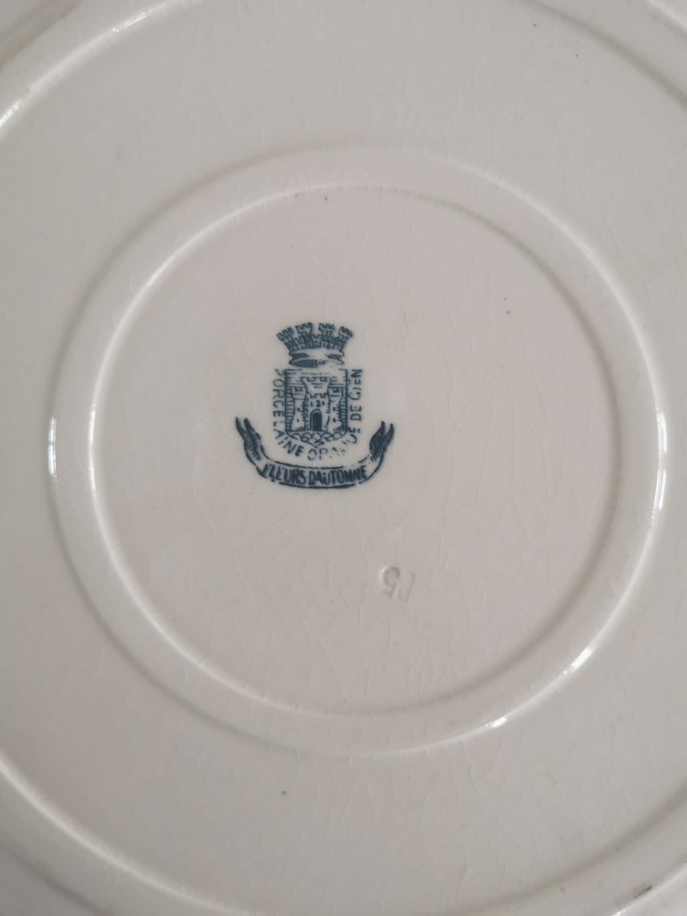 Round serving dish in iron earth