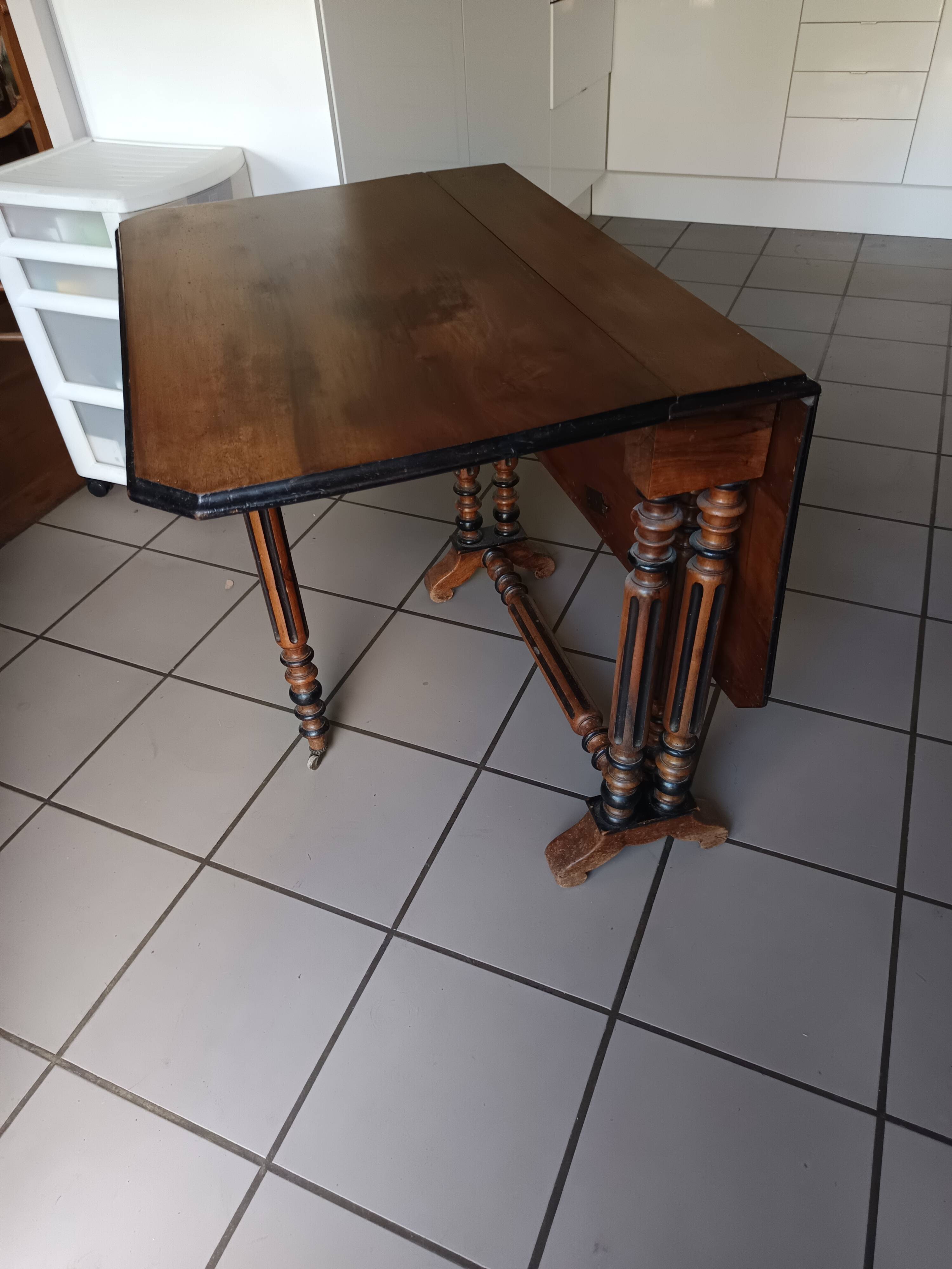 Table ancienne pliante style Louis XIII / Henri II – 100 × 80 cm