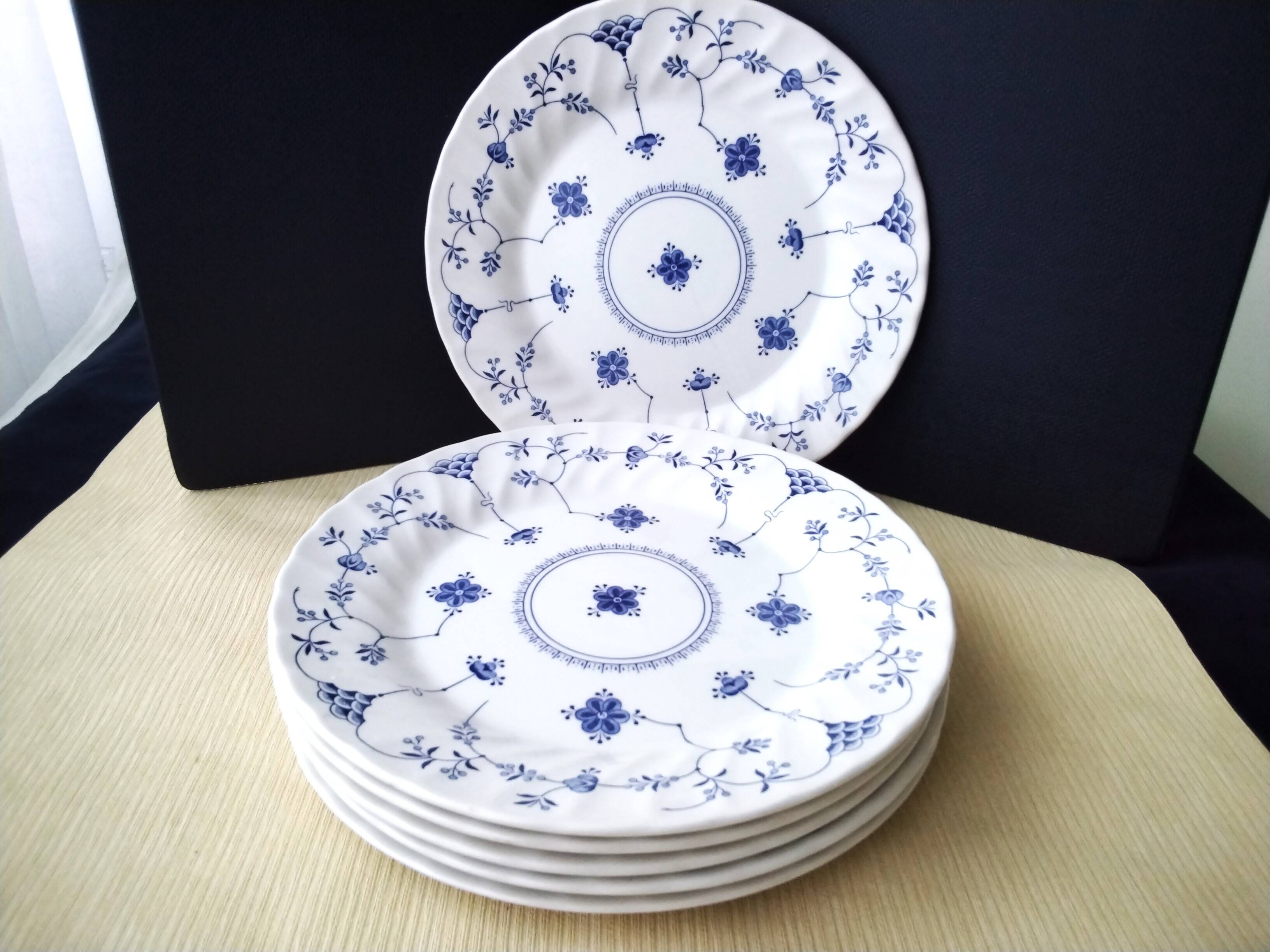 6 Queens English porcelain dinner plates