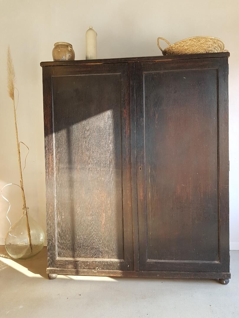 Armoire noire ancienne - tiroirs en bois et étiquettes d'origine