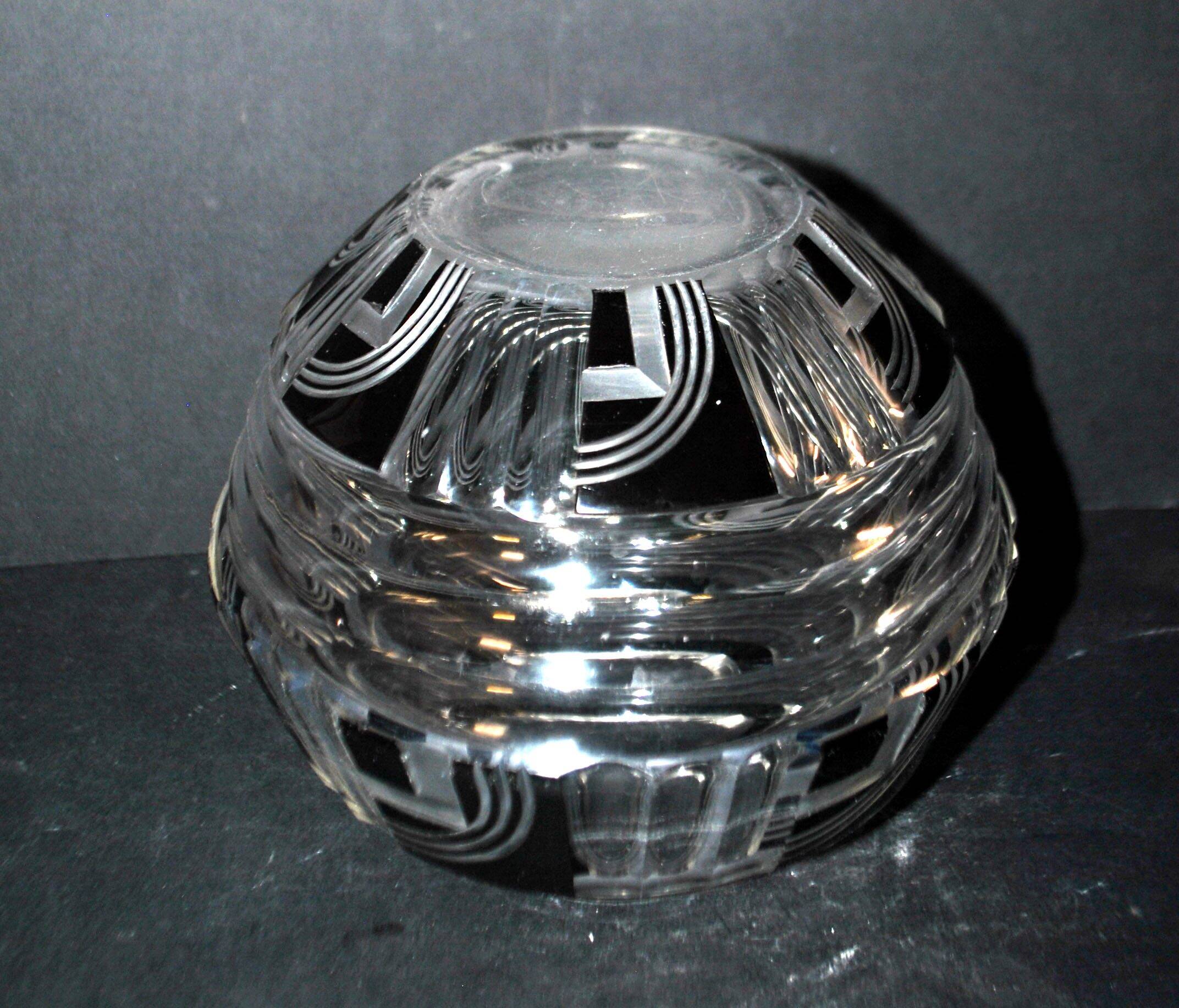 Art Deco round vase in black overlay crystal 1930-1940 Val Saint Lambert?