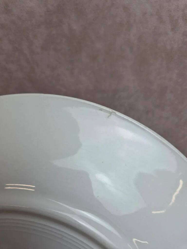 Plat rond Sarreguemines peint à la main – décor rayures vertes et brunes
