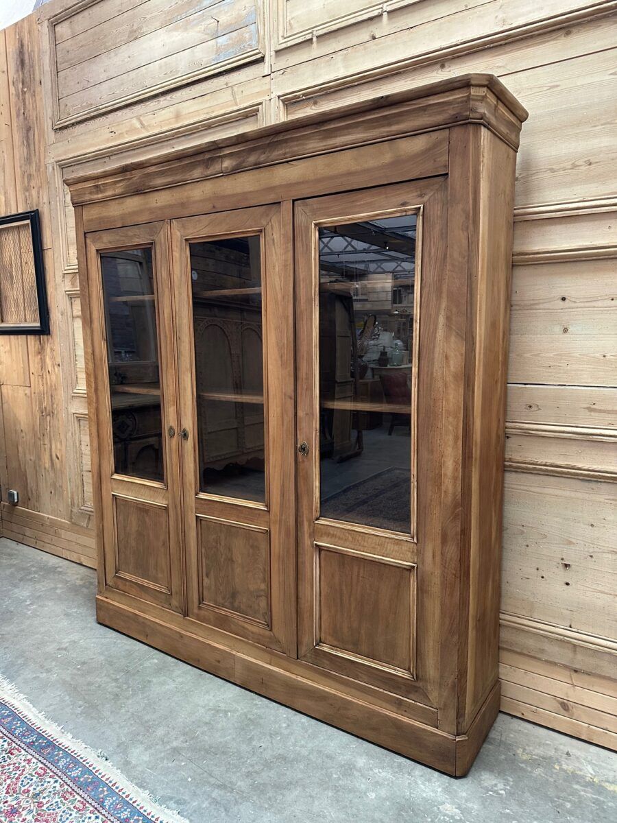 Showcase in fine walnut from the 19th century.