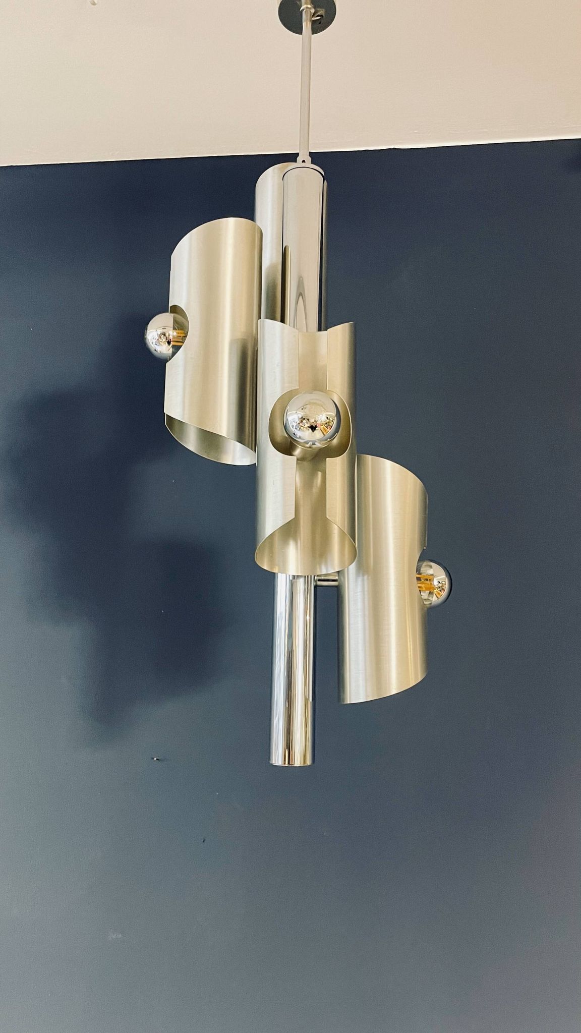 Lampe design en métal avec quatre ampoules argentées