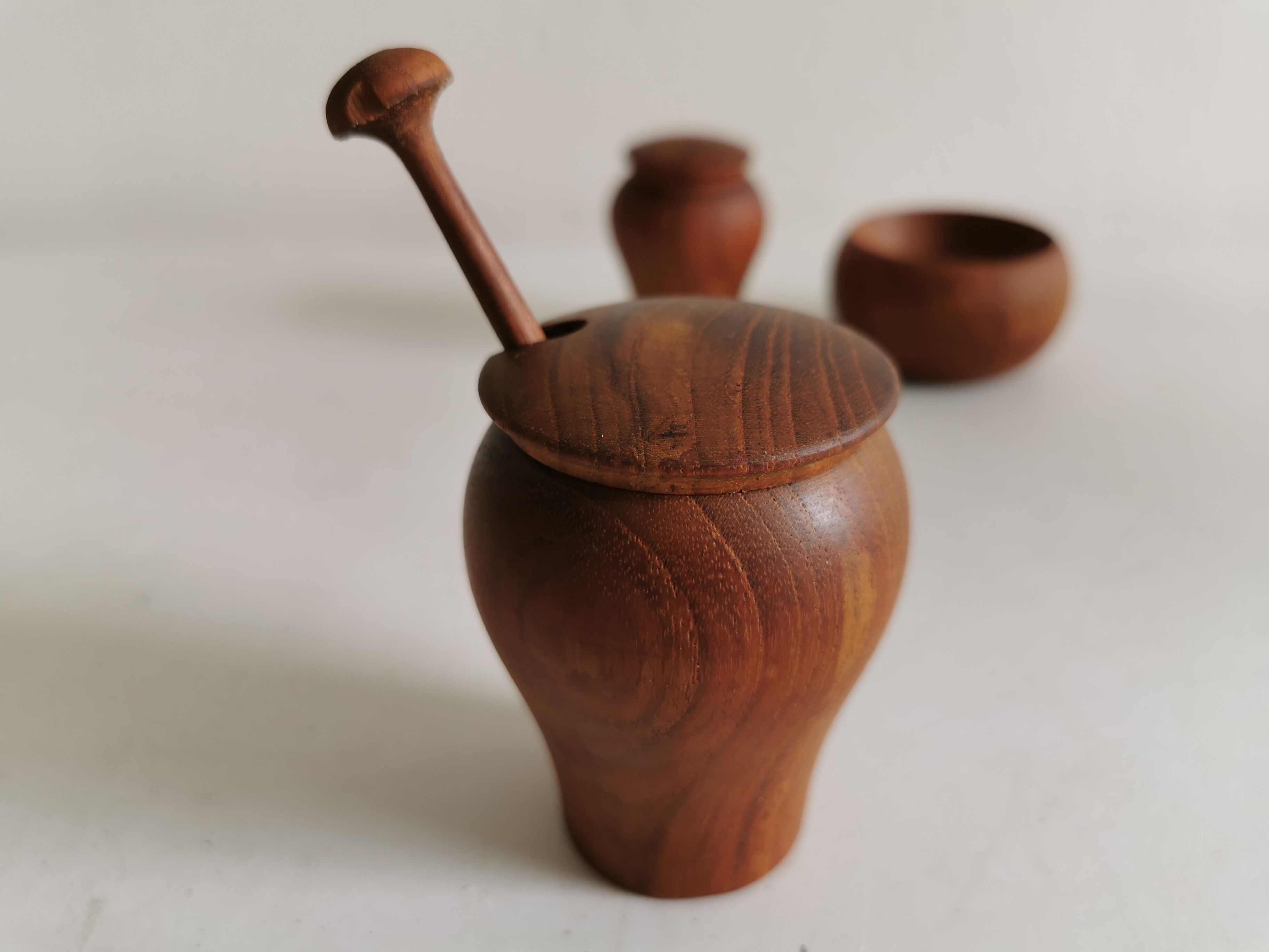 Small, beautiful lot consisting of a salt cellar, pepper shaker and honey jar.