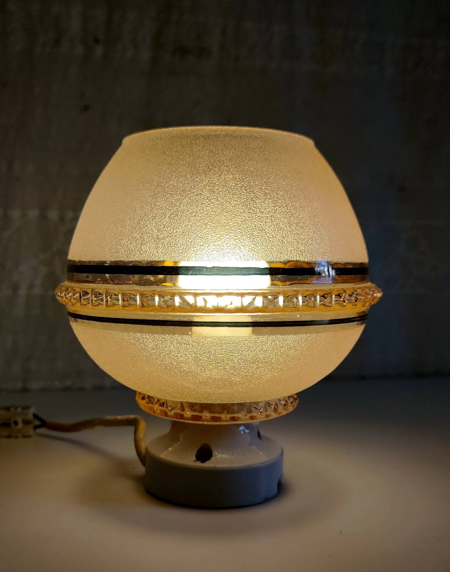 Art Deco ceiling light in porcelain and pink glass - mid 20th century