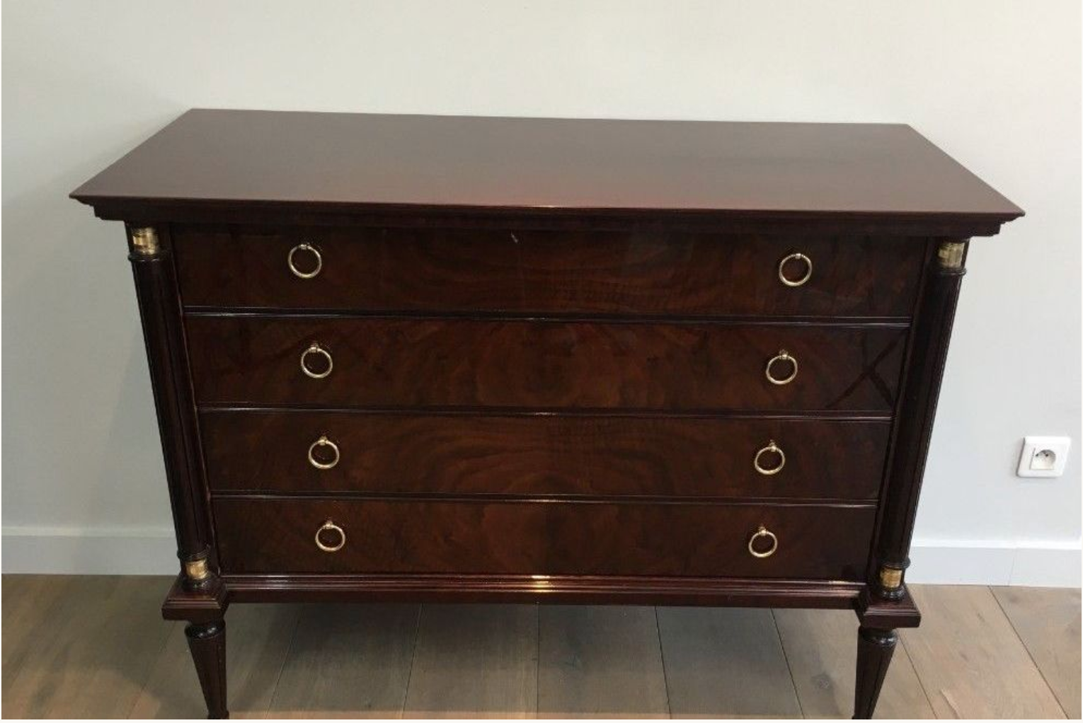 Neoclassical chest of drawers in mahogany and brass