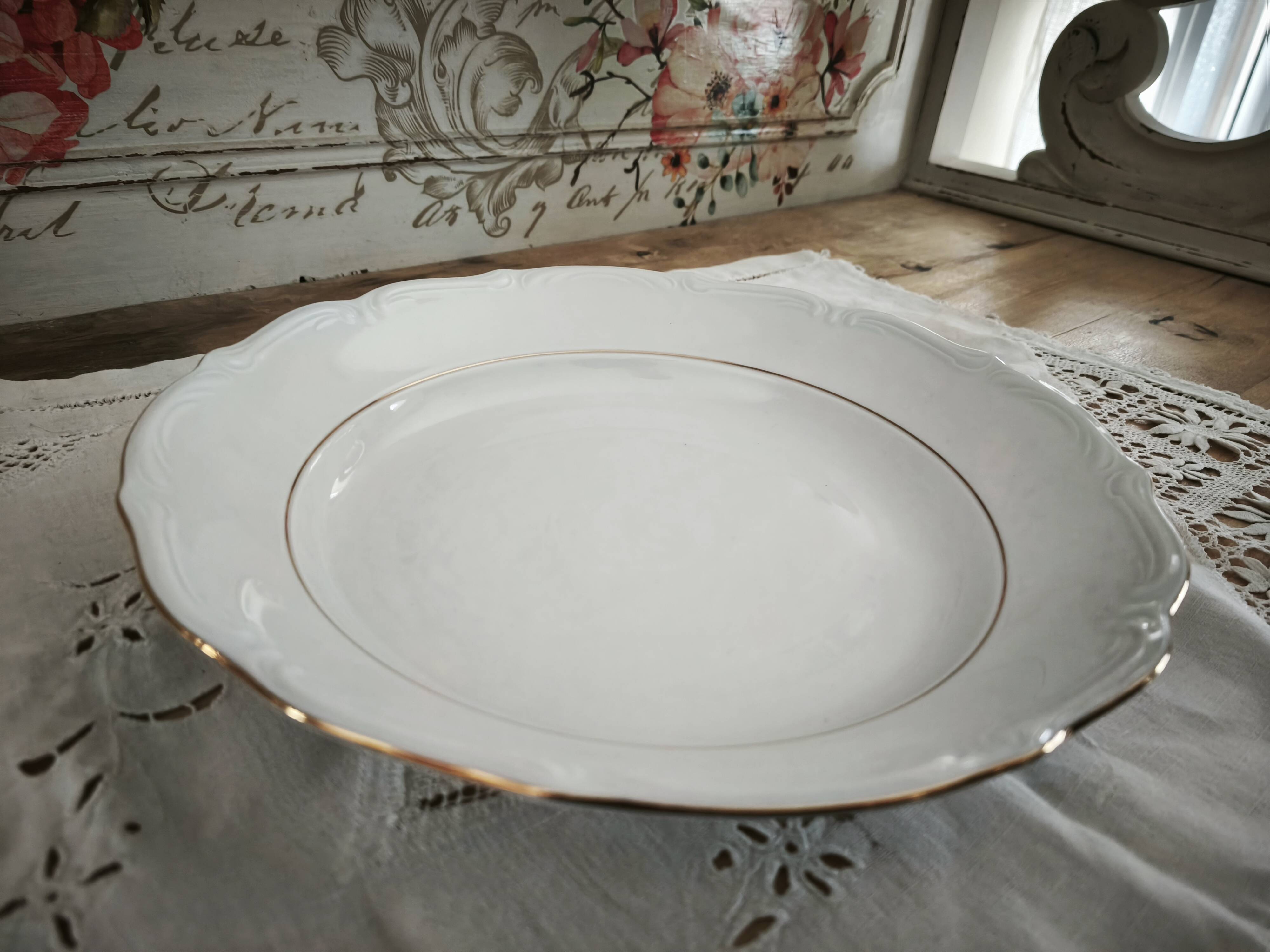 Hollow round plate in porcelain, double gold rim manufacture.