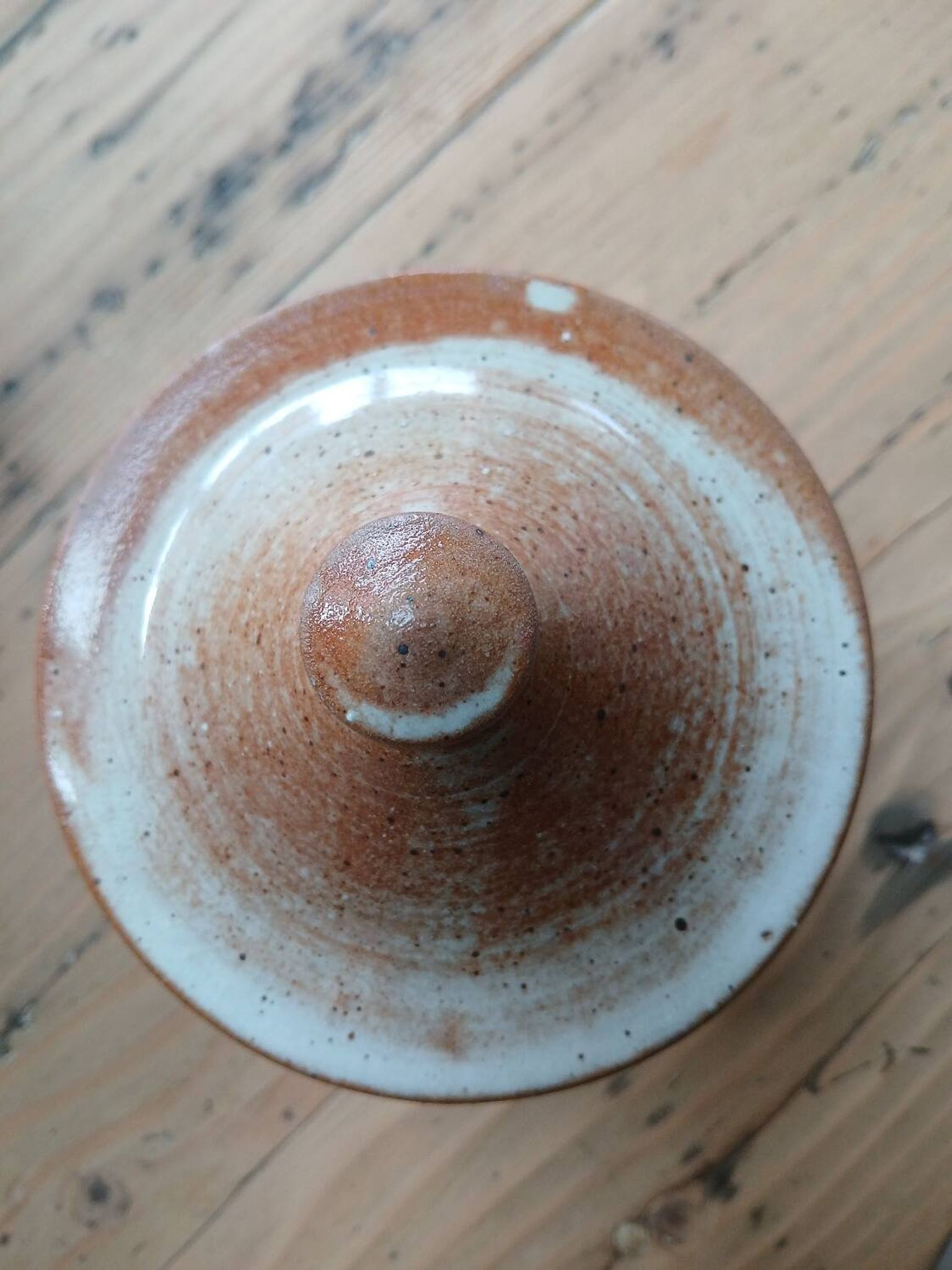 Stoneware pot with lid