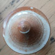 Stoneware pot with lid