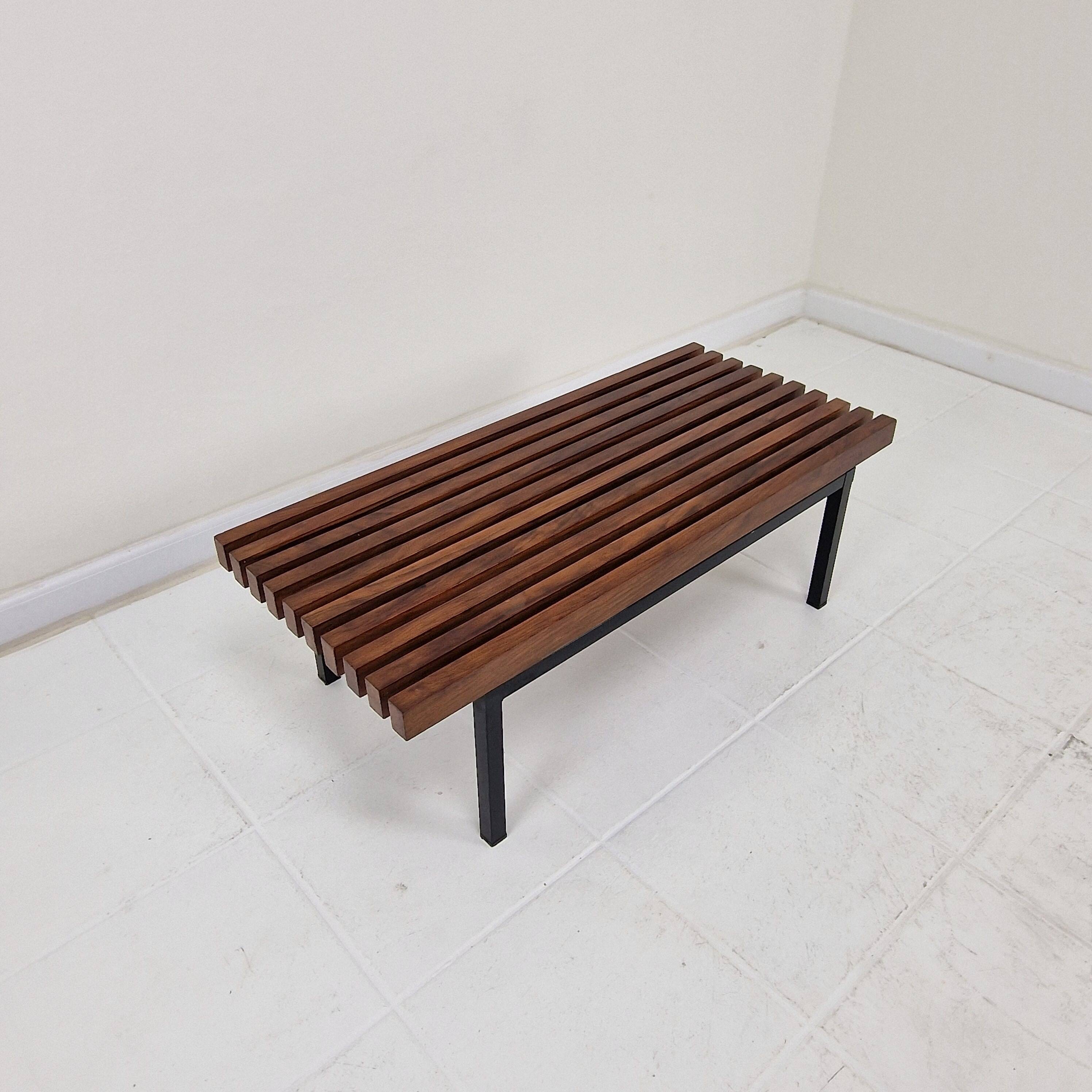 Banc en bois à lattes italien / table basse, 20e siècle