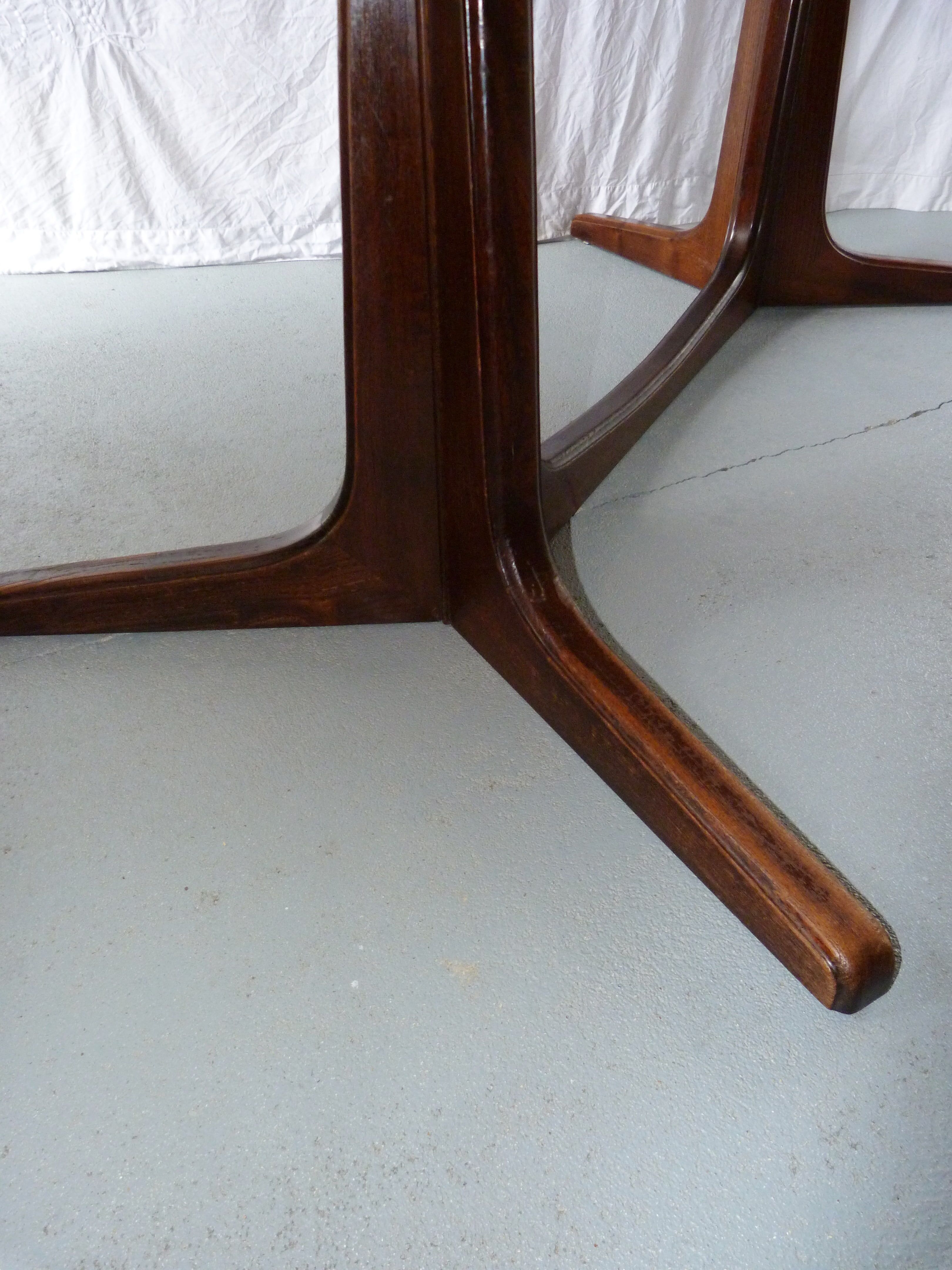 Baumann oval table