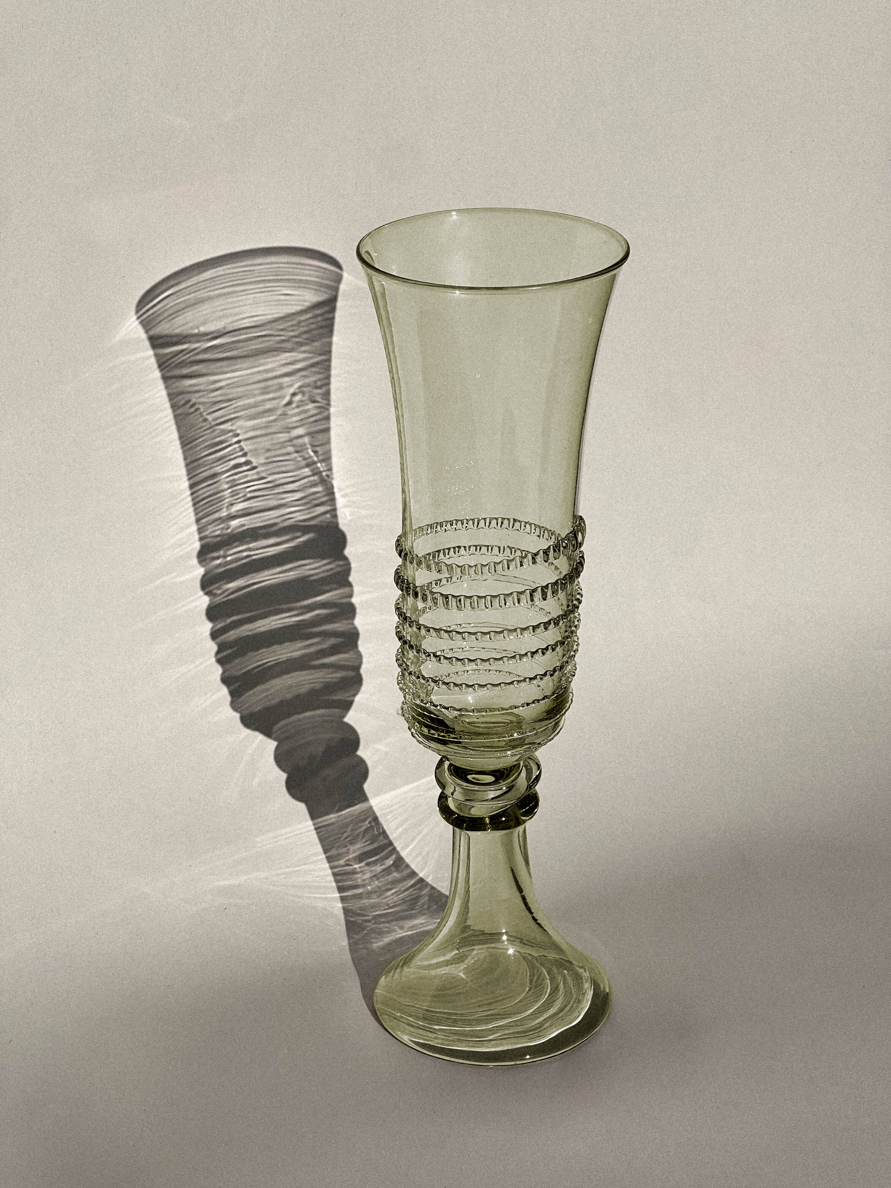Pair of green glass champagne flutes - spiral
