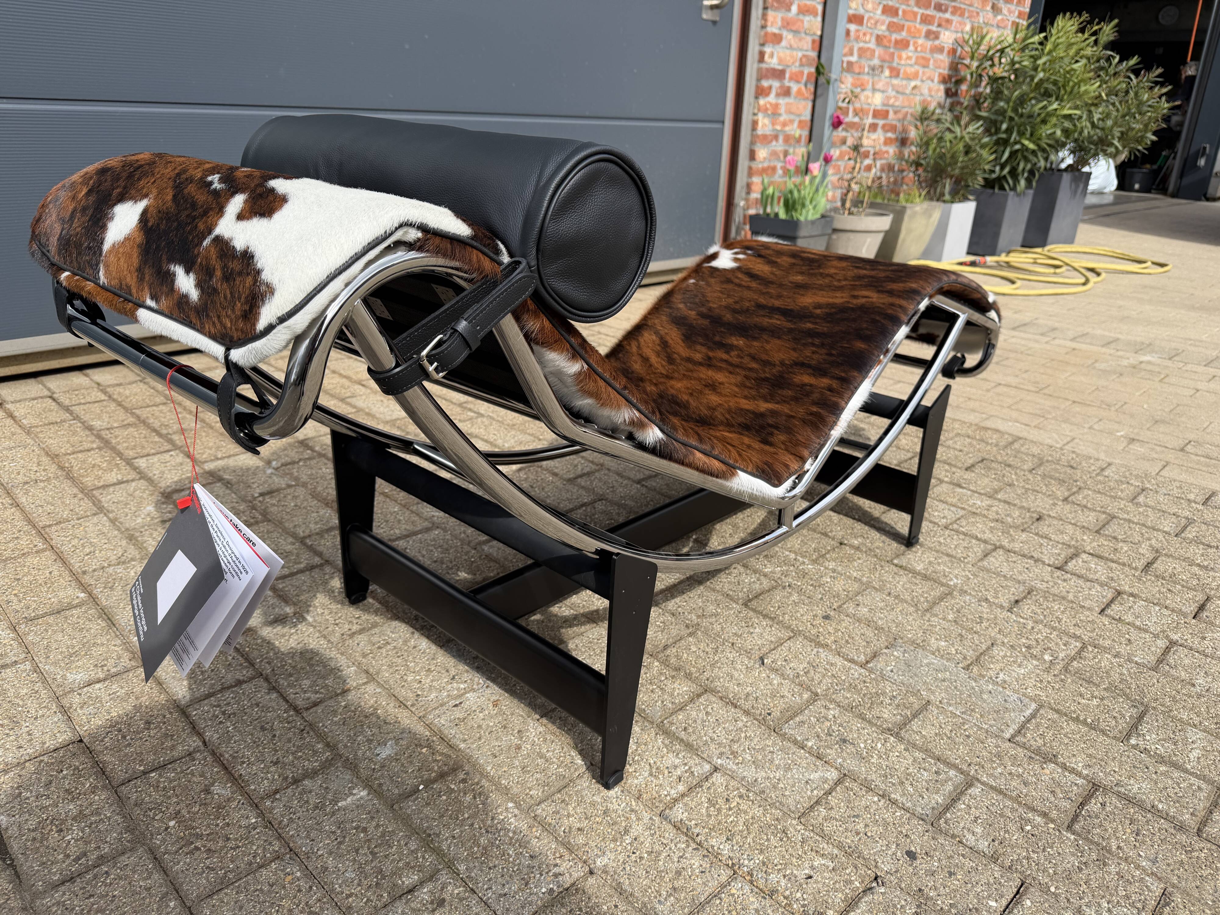 Cassina LC4 Le Corbusier original (signed) in cowhide, in new condition.