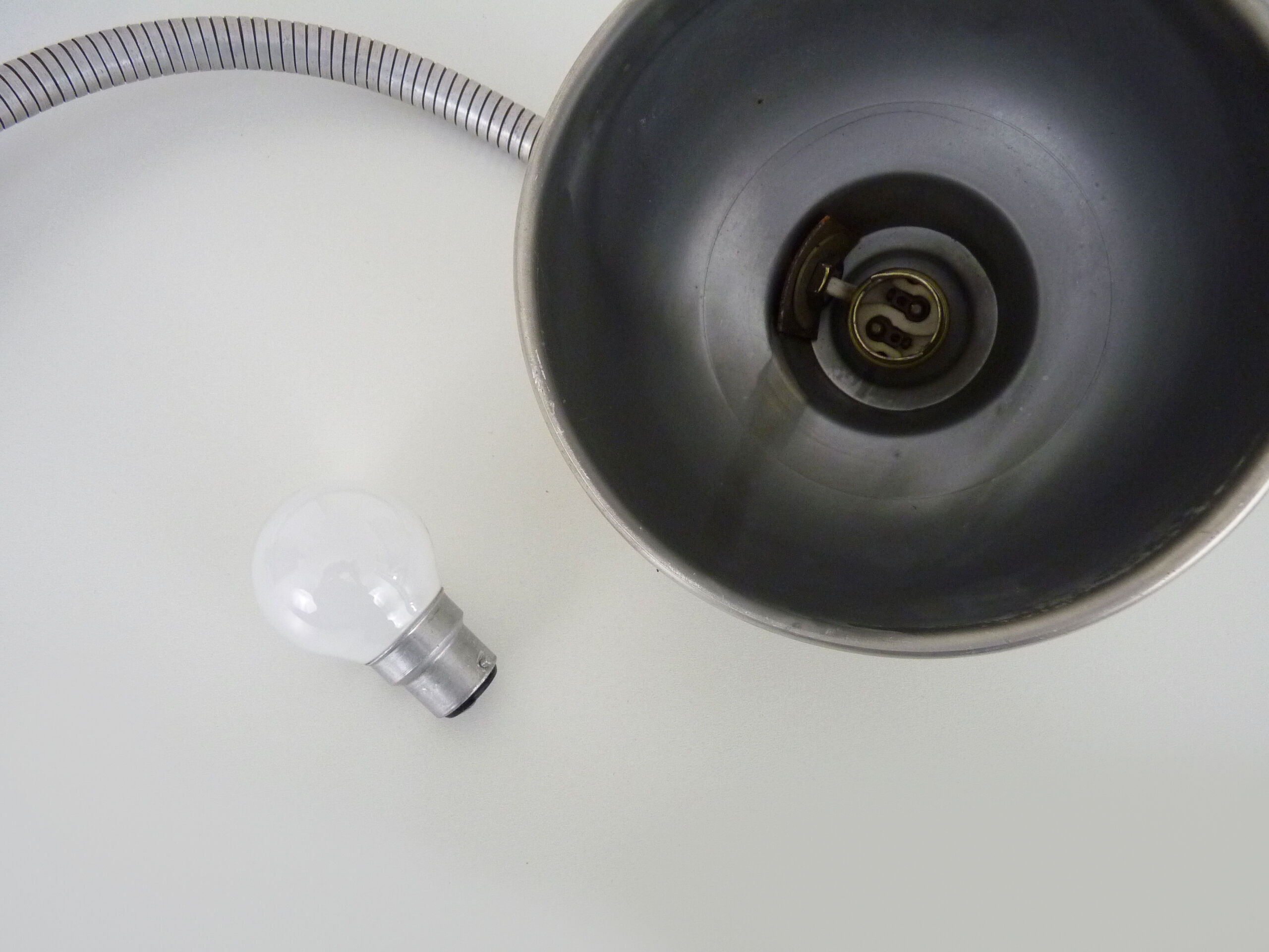 Old industrial articulated lamp with vice. Year 50