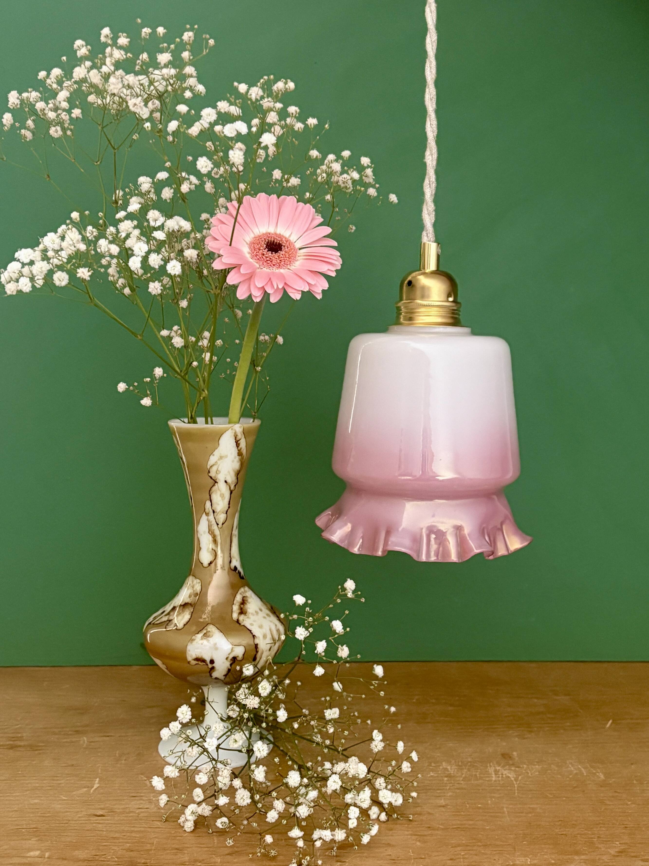 Suspension globe vintage en opaline blanche et rose