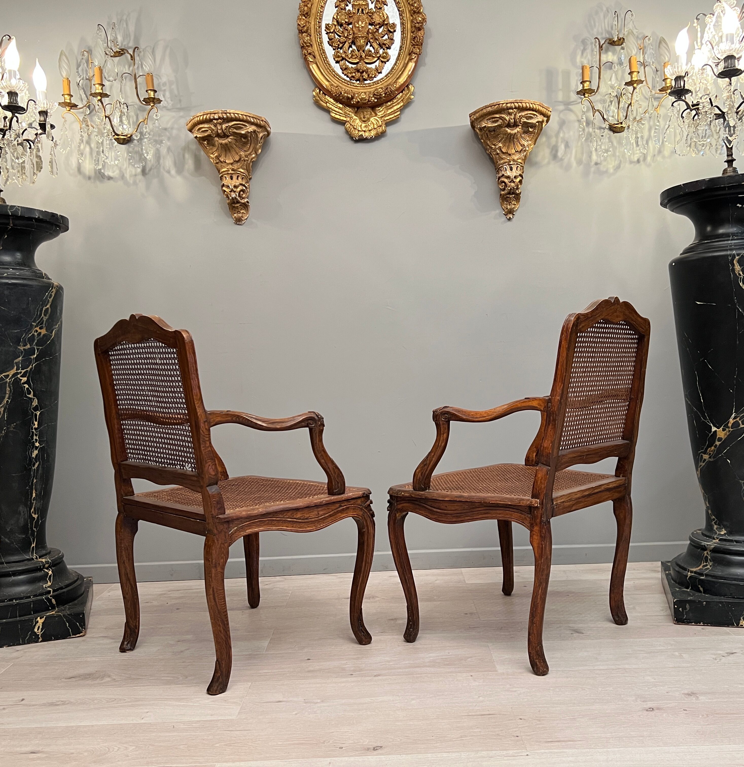 Paire de fauteuils cannés moulures et sculptes d'epoque régence