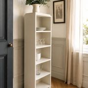 Bibliothèque vintage années 50 rénovée en beige.