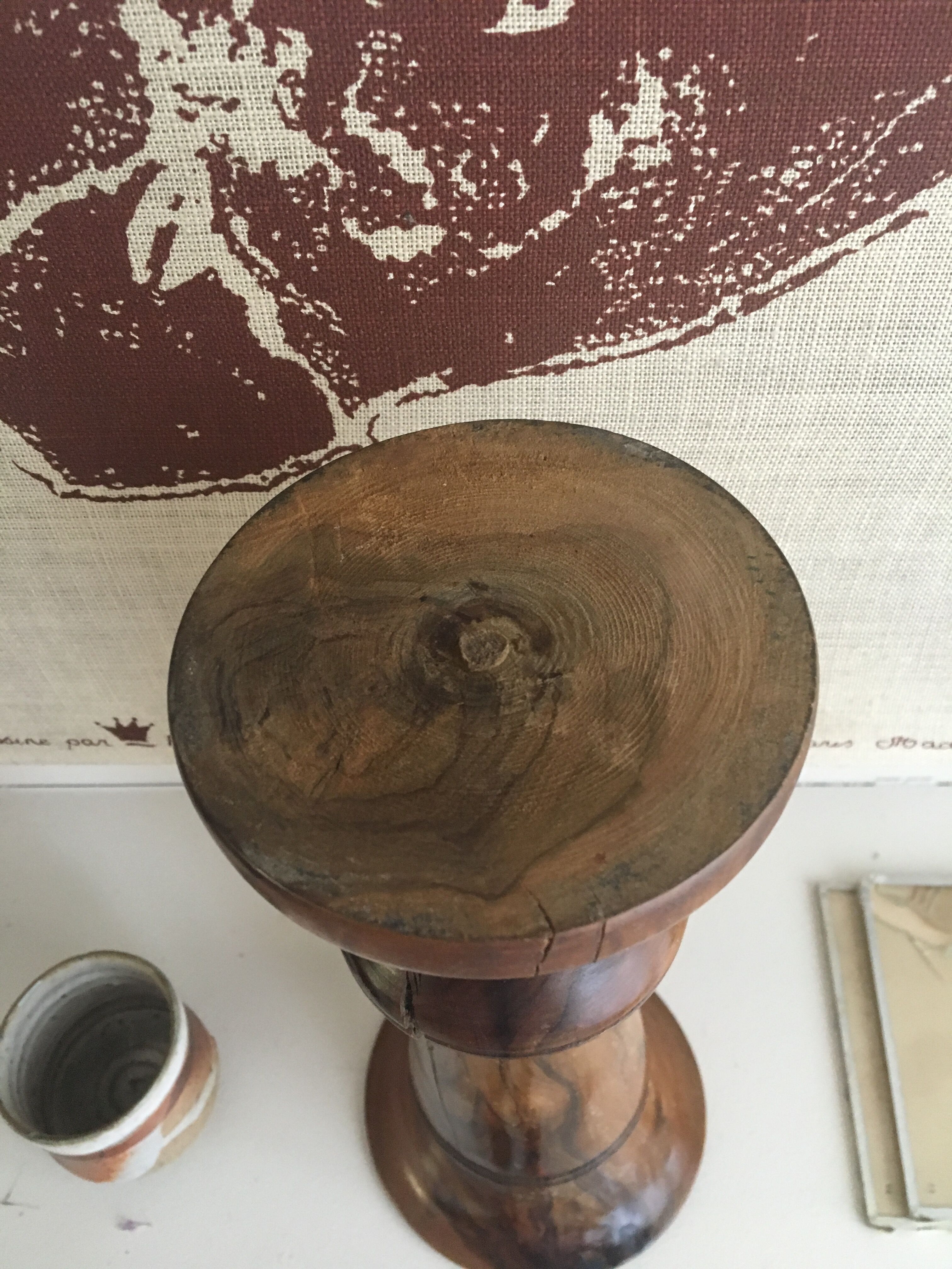 Paire de vases en noyer