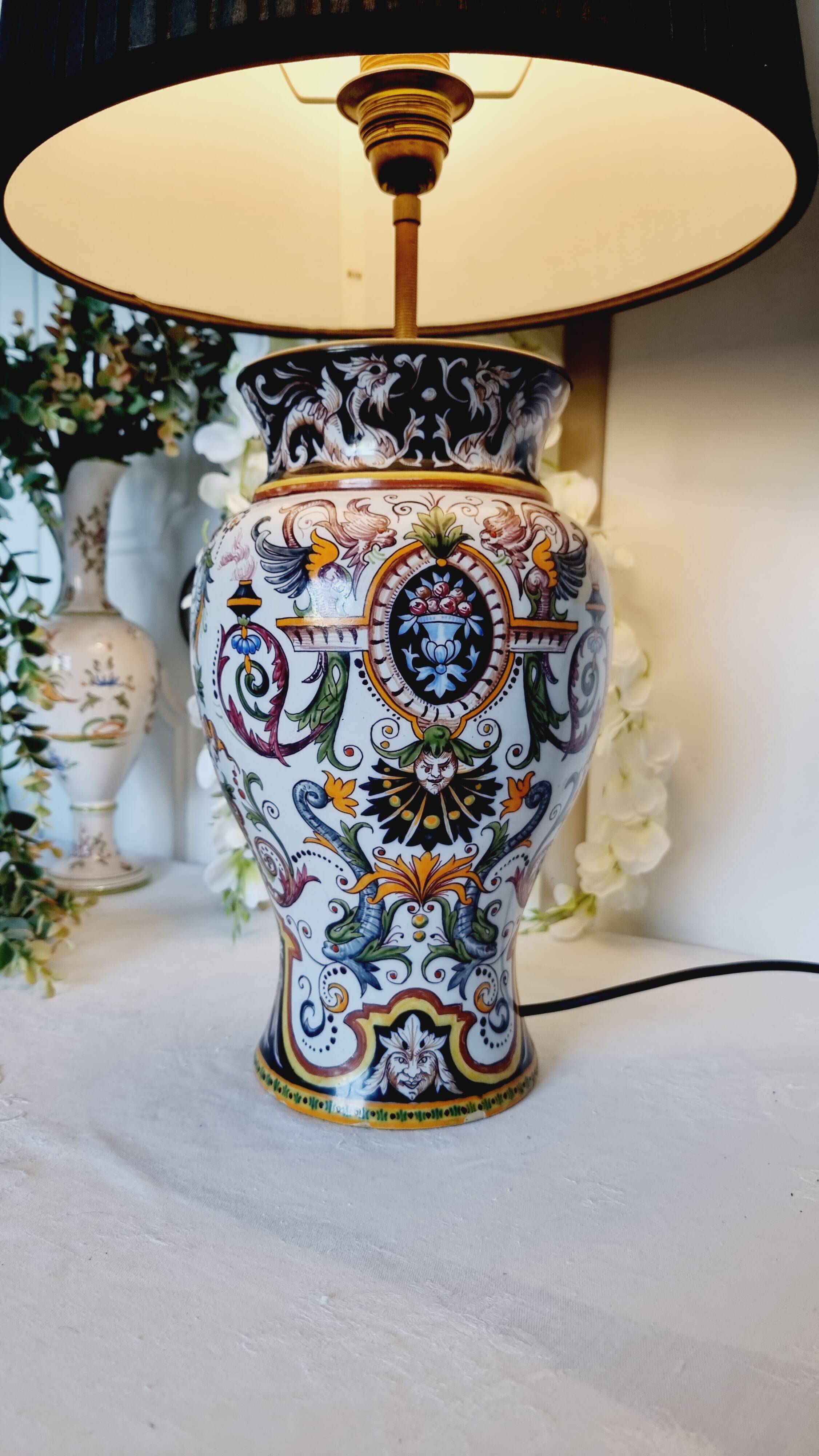 Table lamp in fine earthenware, 1950, in Renaissance style.