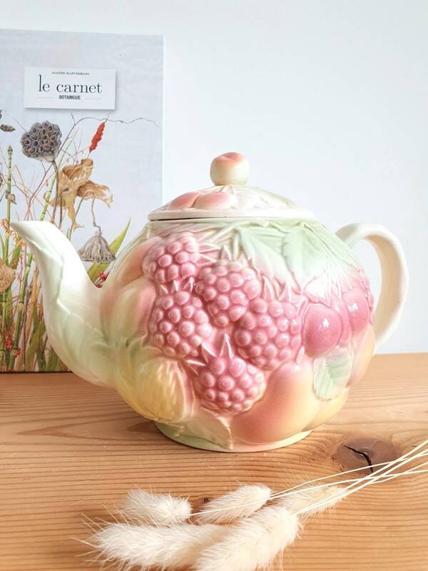 Salins slip teapot