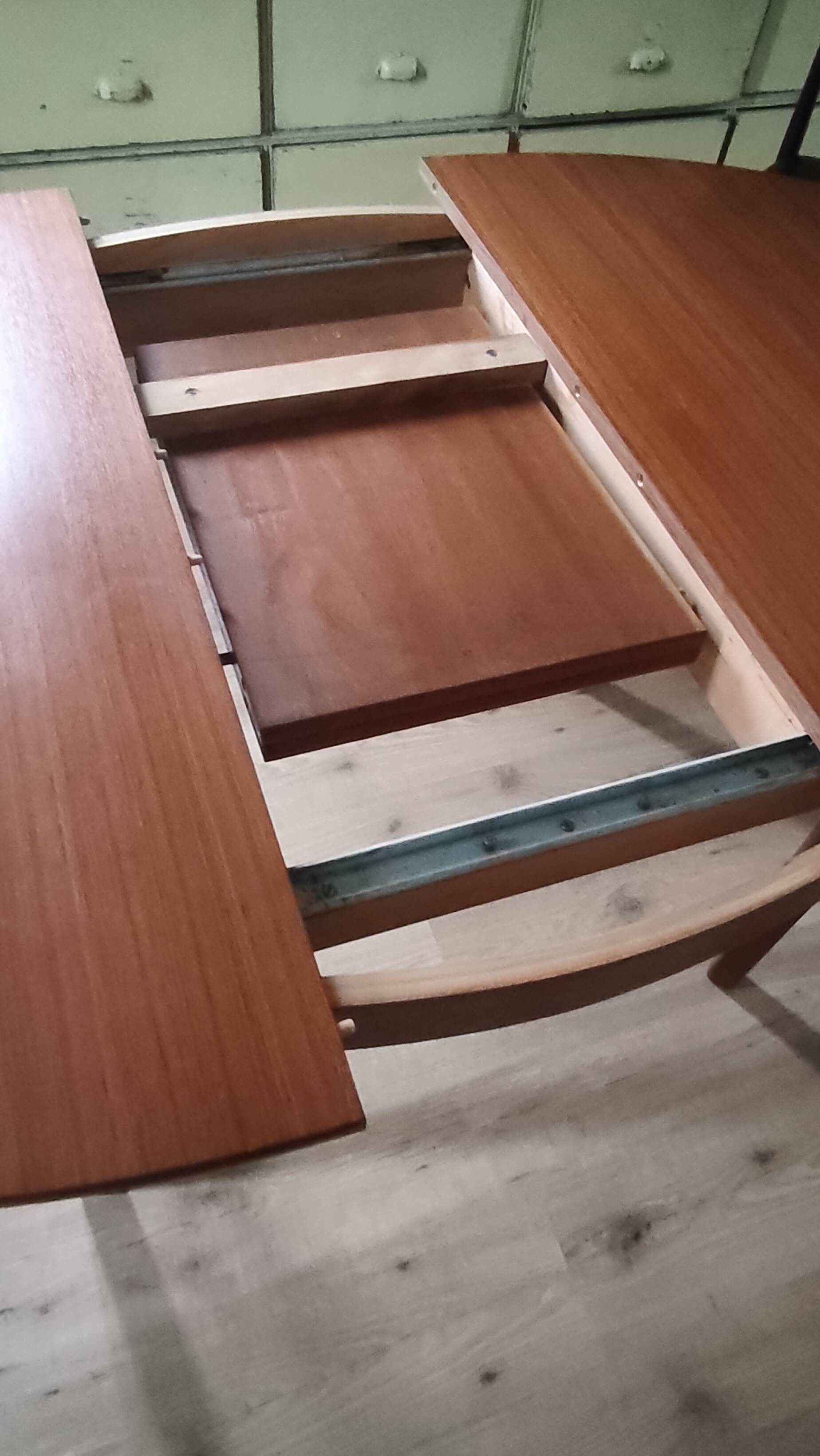 Table scandinave en teck ovale rallonges intégrées, années 60 comme neuve