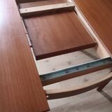 Table scandinave en teck ovale rallonges intégrées, années 60 comme neuve