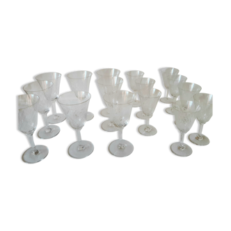 Set of 16 wine glasses