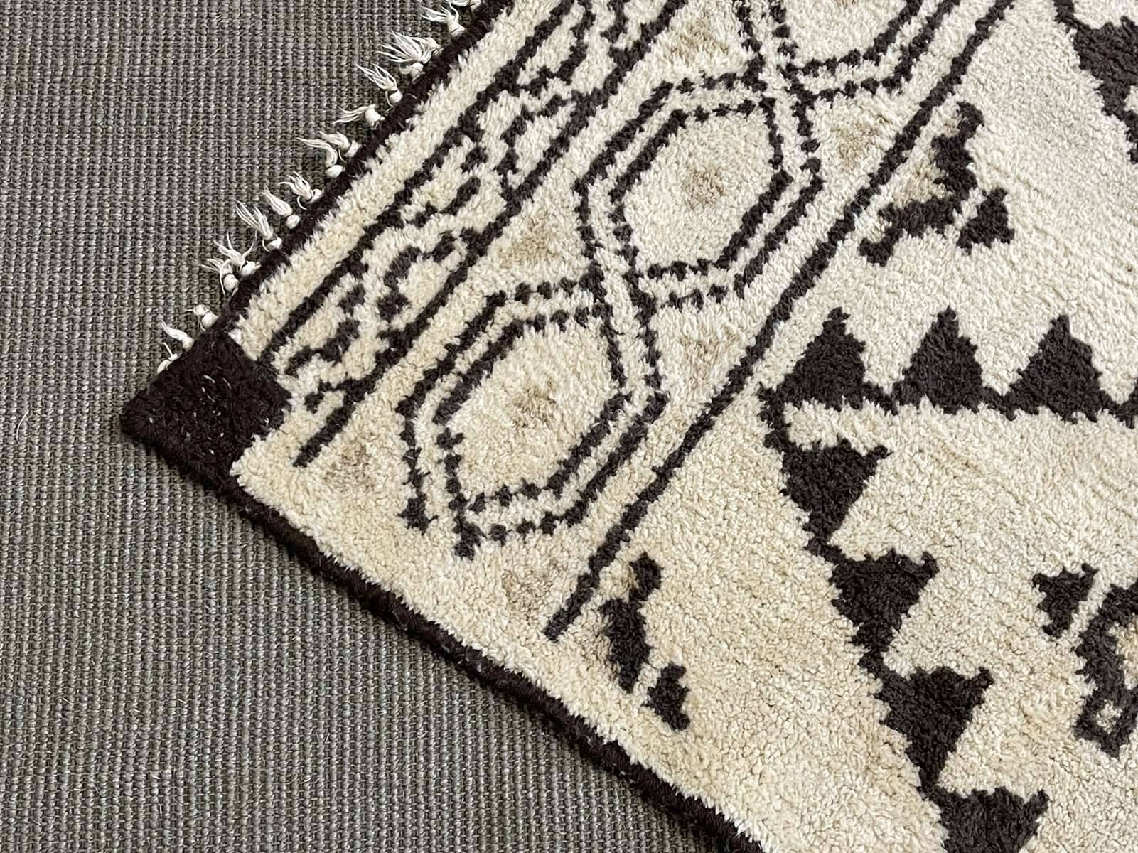 Handmade Moroccan wool rug - 1.70m x 1.20m.