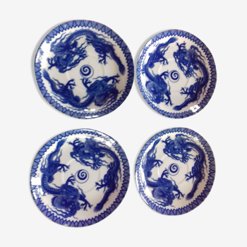 4 assiettes soucoupes ou sous tasse en porcelaine, décor "dragon japonais" peint. Fabriqué au Japon.