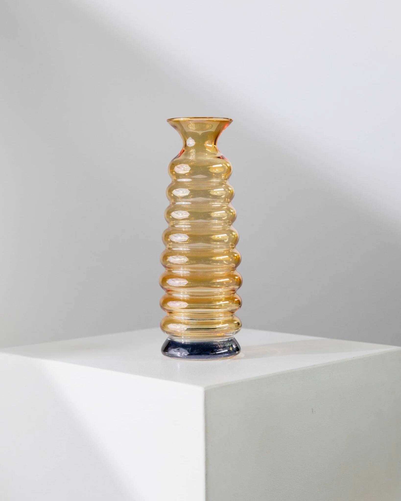 Vase en verre de Murano vintage en jaune et bleu irisé, forme ondulée en bulles, Italie années 1980.