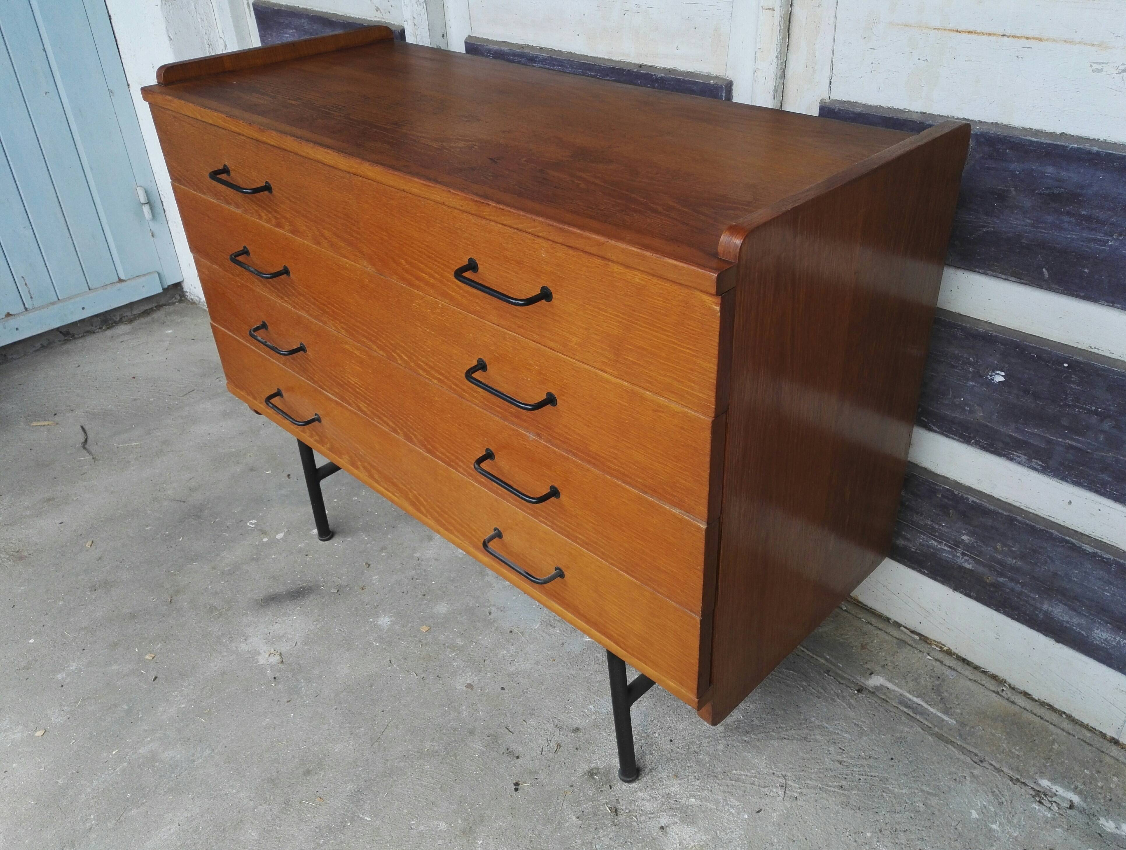 Commode moderniste