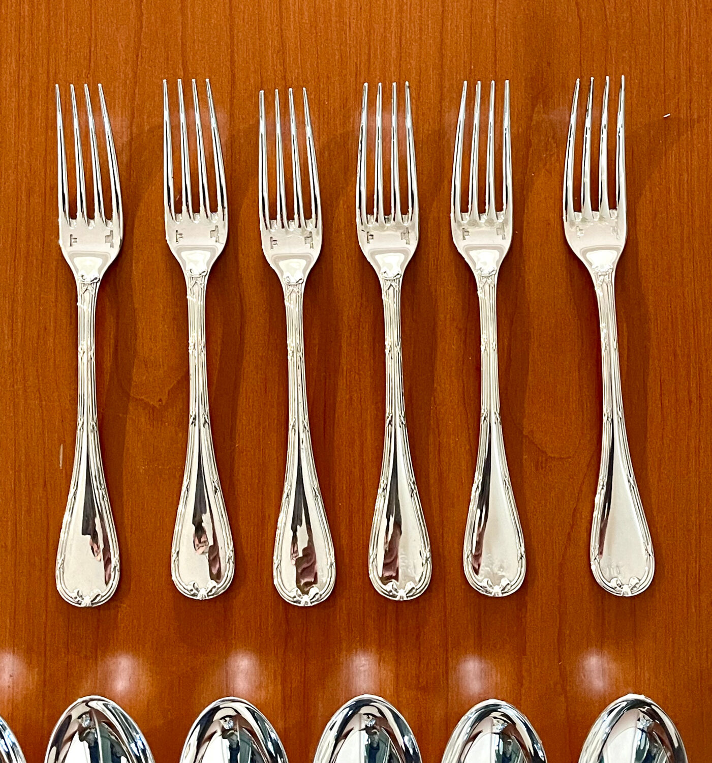 Christofle crossed ribbons, cutlery set for 6 people in new condition, 24 pieces.