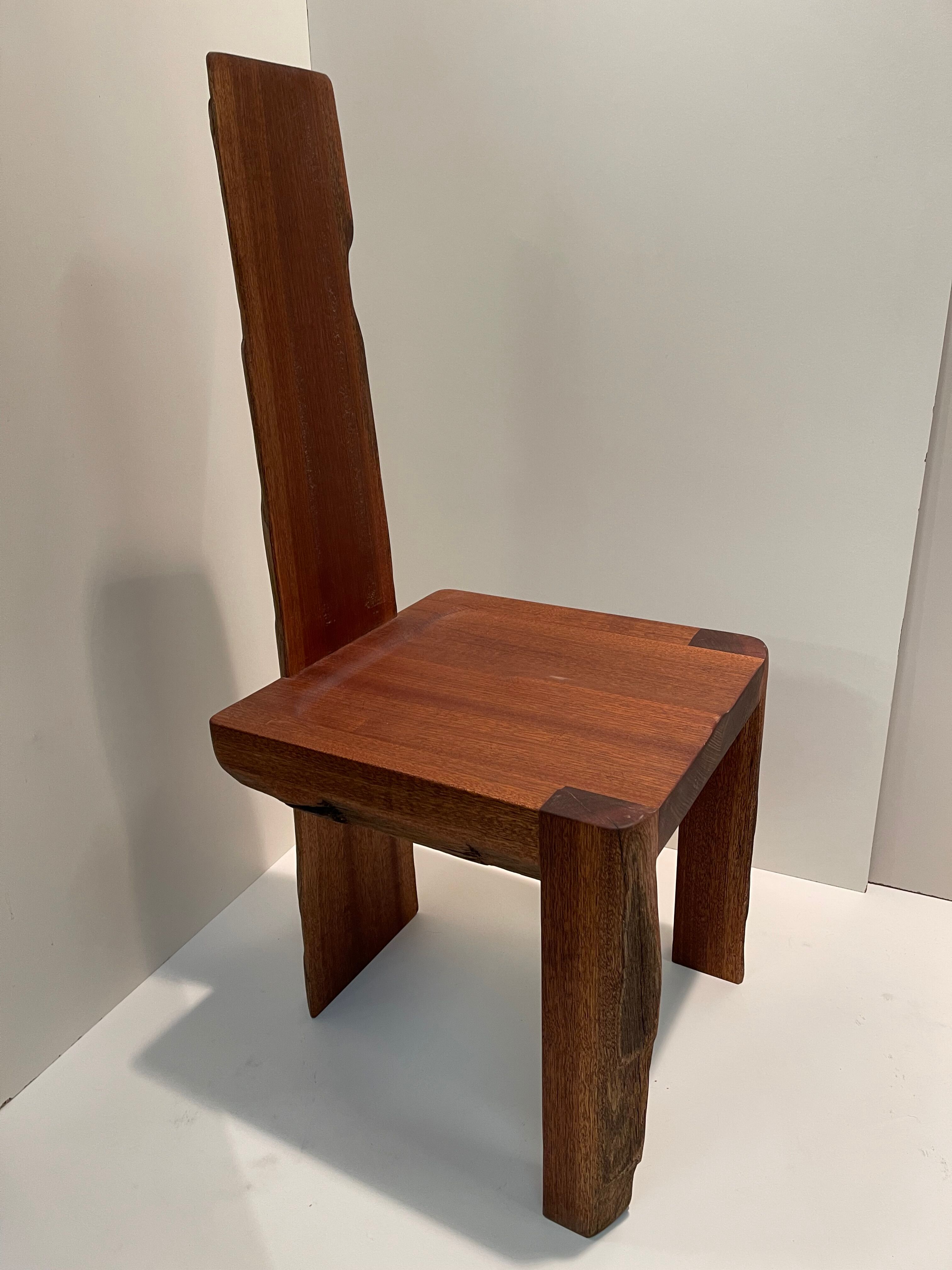 Chaise en bois massif